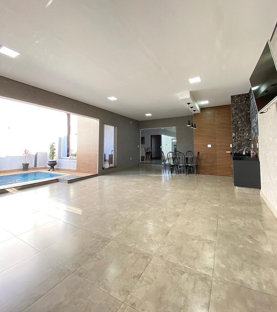 RESIDENCIA À VENDA NO VILLAGIO MUNDO NOVO   - 03 dormitórios sendo 01 suíte - 01 sala de jantar conjugada com a cozinha 