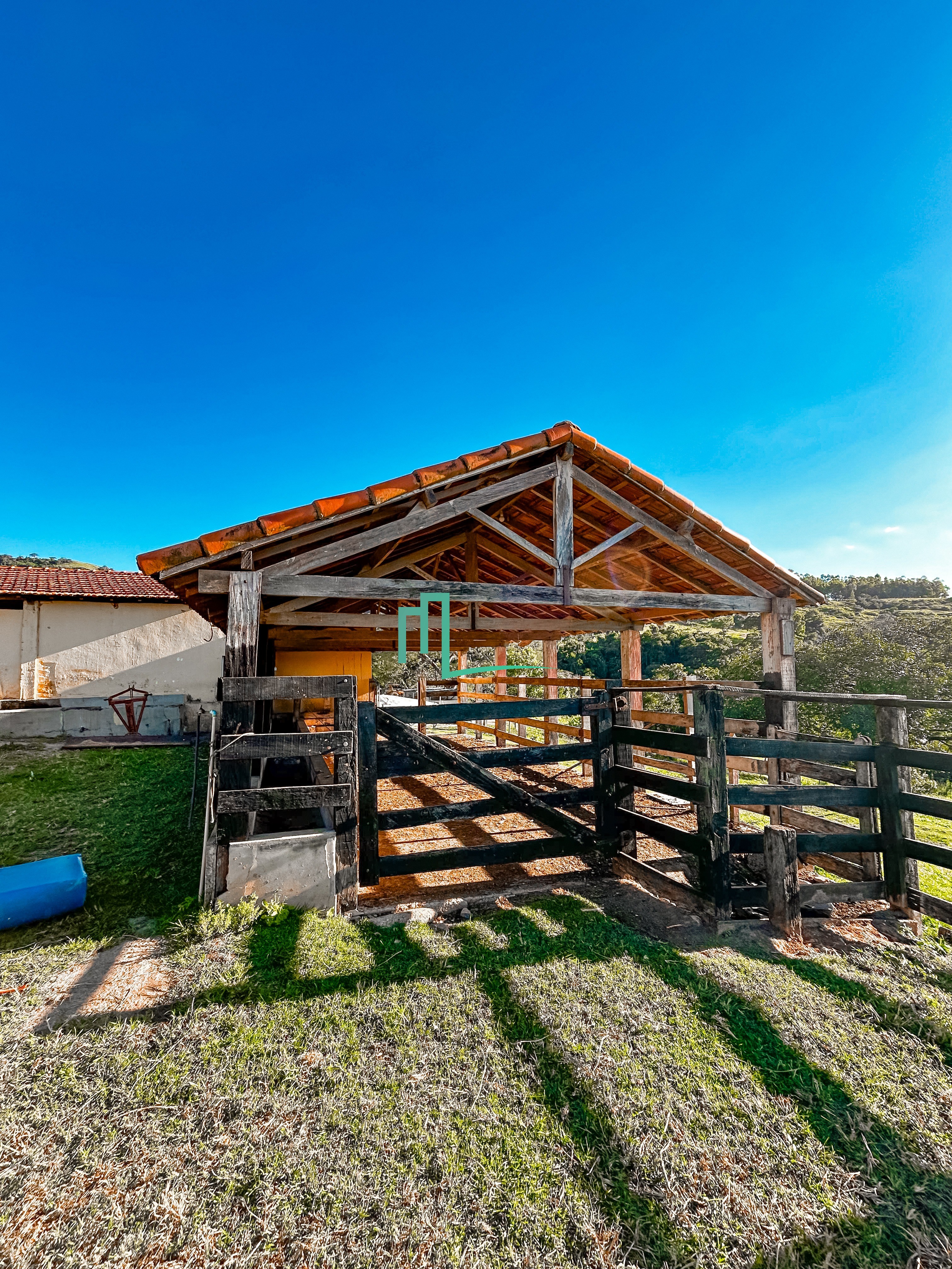 FAZENDA À VENDA NA REGIAO DE CAPETINGA/MG - Área total: 92 alqueires - Aproveitáveis: 70 alqueires - Cultivo: 40 alque