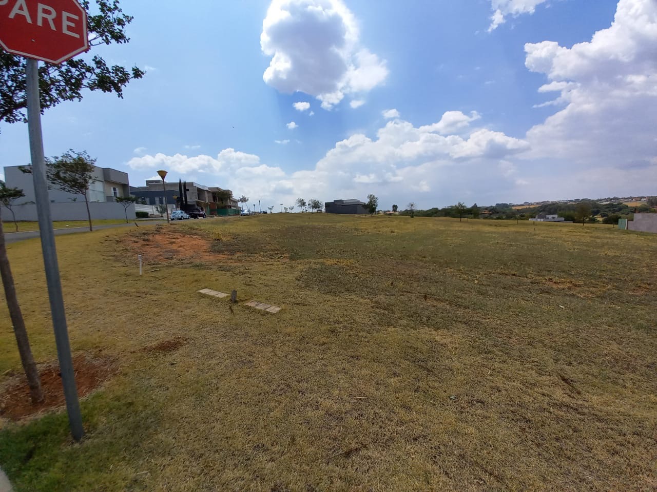 EXCELENTE LOTE DE ESQUINA COM ÓTIMA LOCALIZAÇÃO NO CONDOMINIO VEREDAS DE FRANCA  - Lote de esquina - 527 m2 - Condomínio