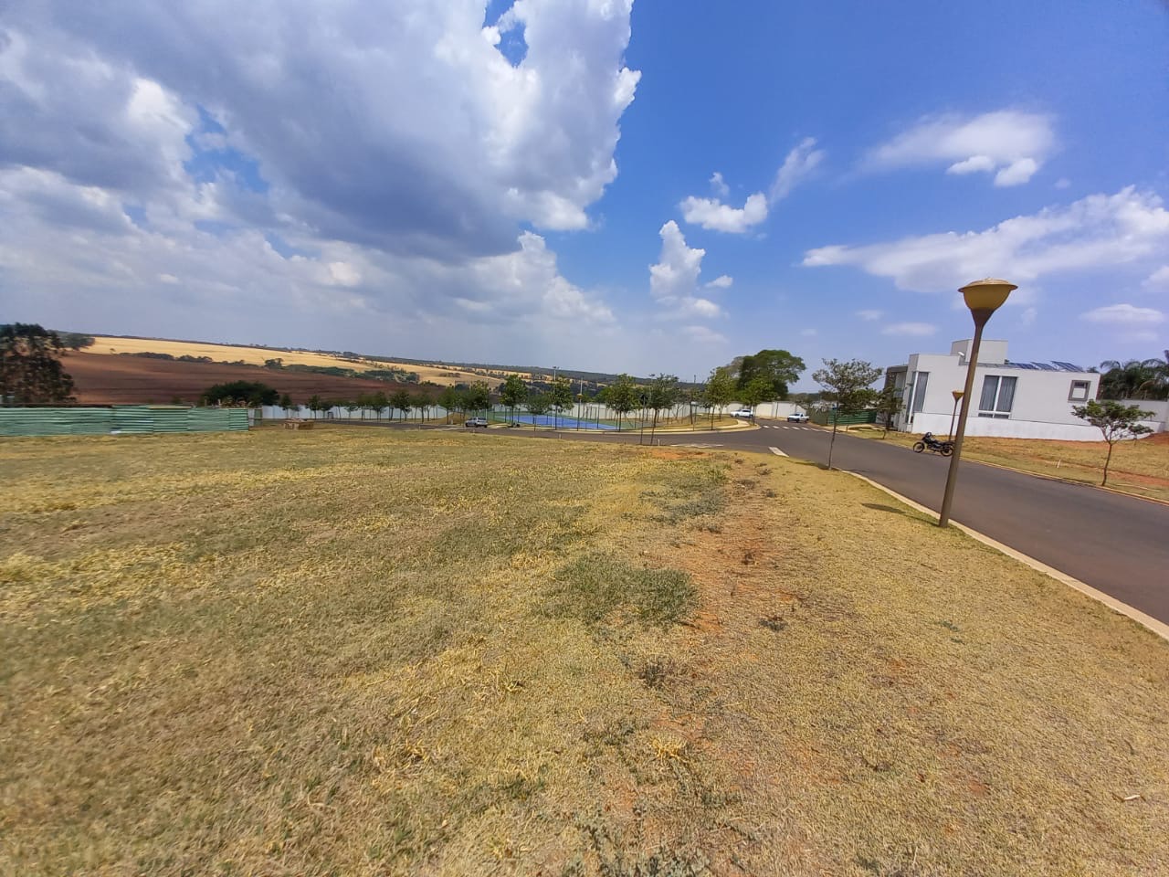 Vende-se lote no condomínio veredas   Lote 24 quadra 9  Condomínio com lazer completo  372 Metros quadrados  Valor: R$ 5