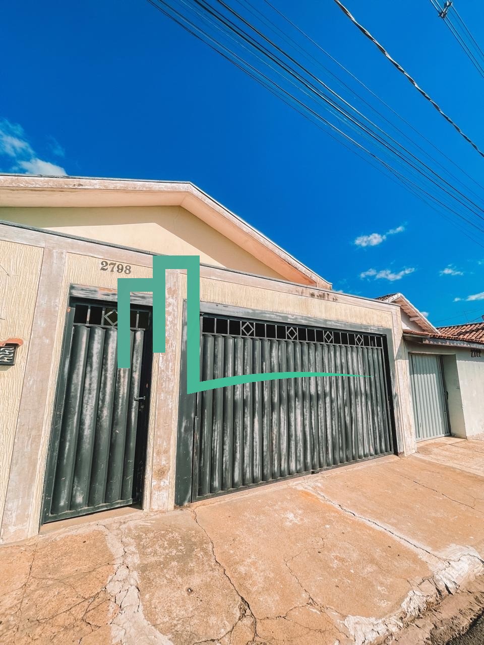 CASA À VENDA NO BAIRRO SANTA CRUZ EM FRANCA/SP   - 300m² - 03 dormitórios sendo 01 suíte - 03 banheiros  - Cozinha  - Sa