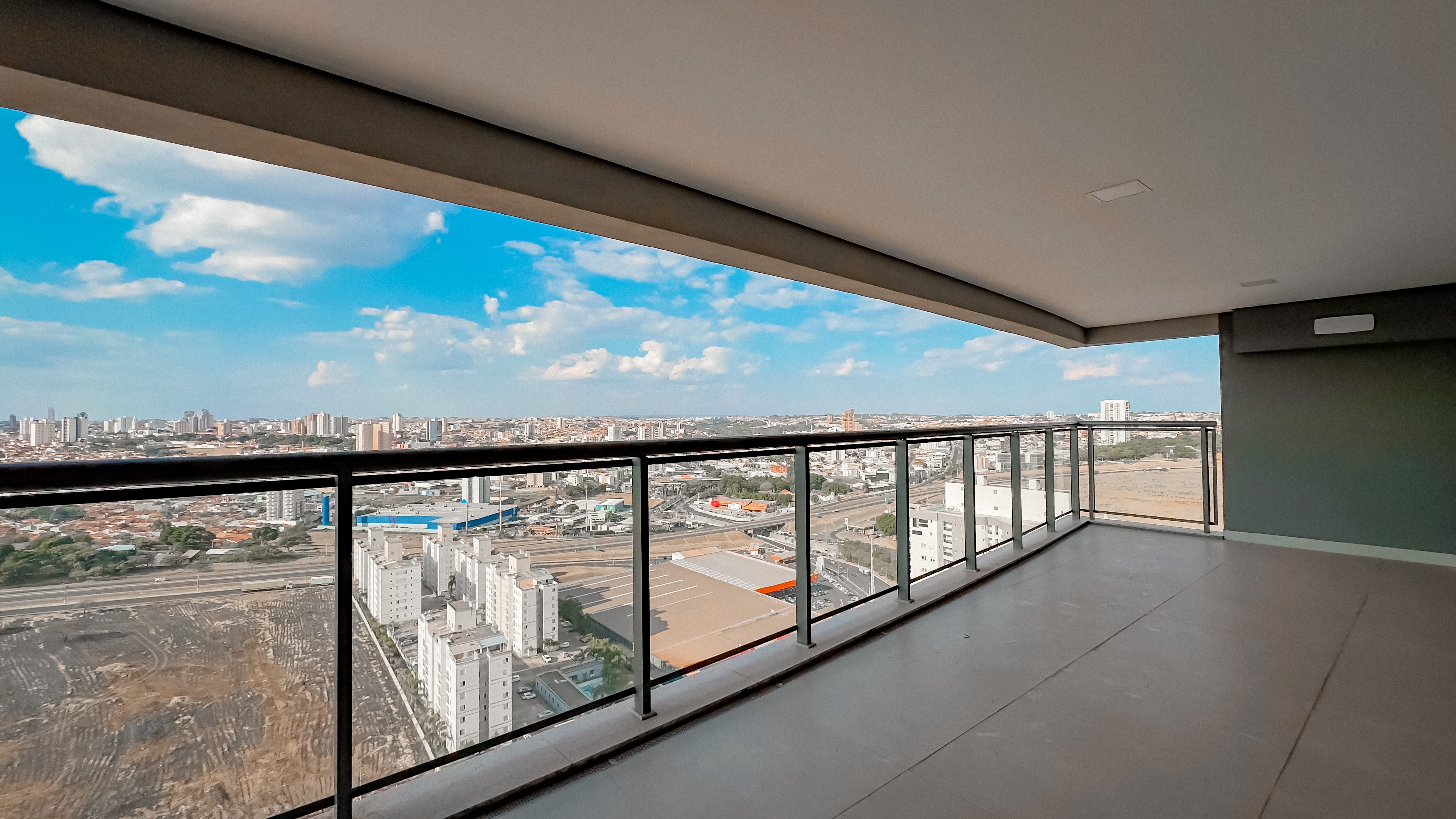 APARTAMENTO NOVO À VENDA NO EDIFÍCIO SIRIÚS   - Andar alto - 03 amplas suítes sendo uma master  - Sala para 03 ambientes