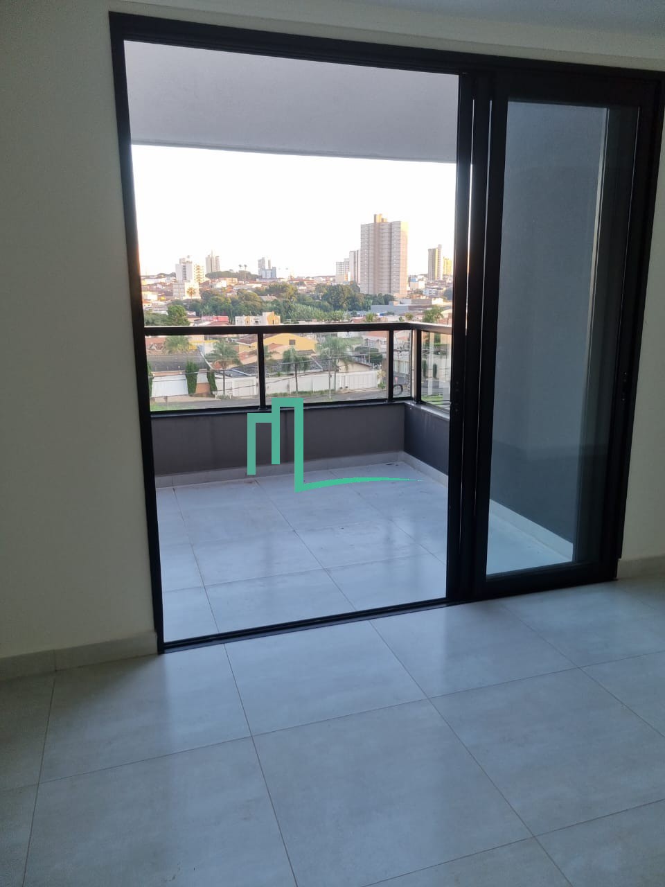 EXCELENTE COBERTURA À VENDA NA VILA INDUSTRIAL  - 03 Dormitórios, sendo eles Suítes - 01 Sala TV - 01 Sala de Estar - 01