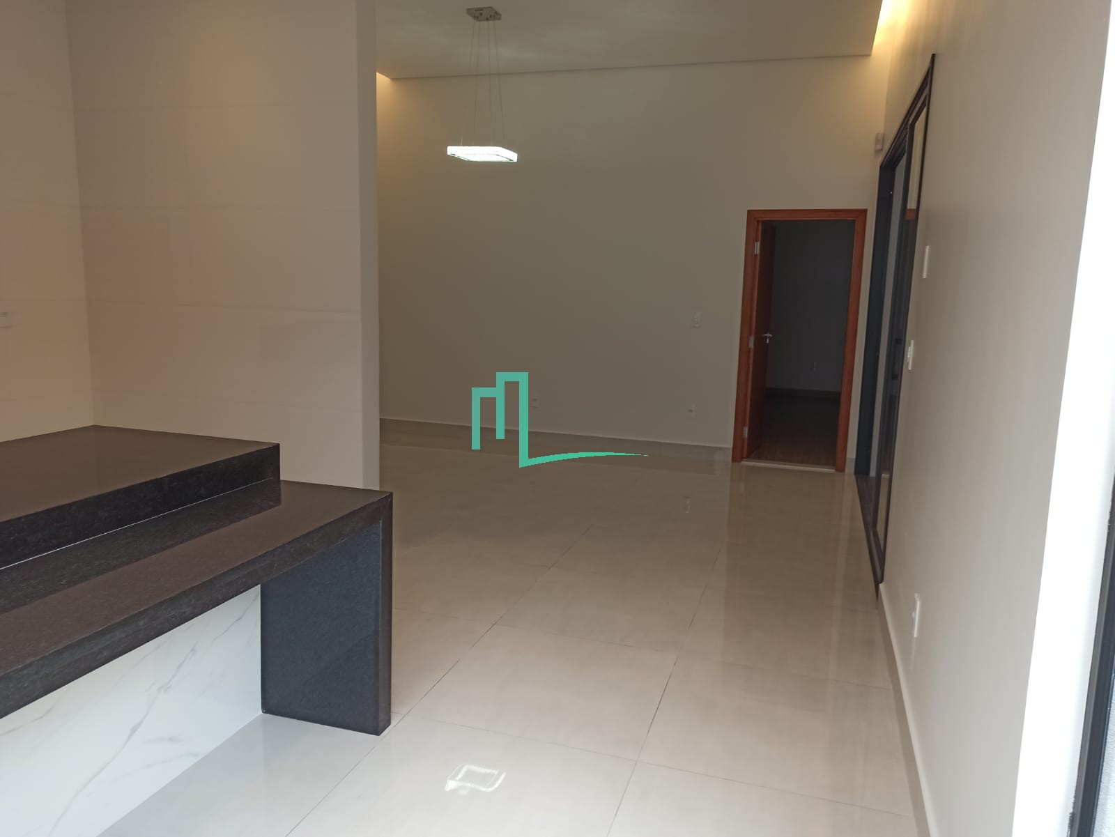 EXCELENTE CASA À VENDA NO BAIRRO MENEGHETTI - 03 Dormitórios, sendo deles 01 suíte; - 01 Sala de Jantar - 01 Sala de TV