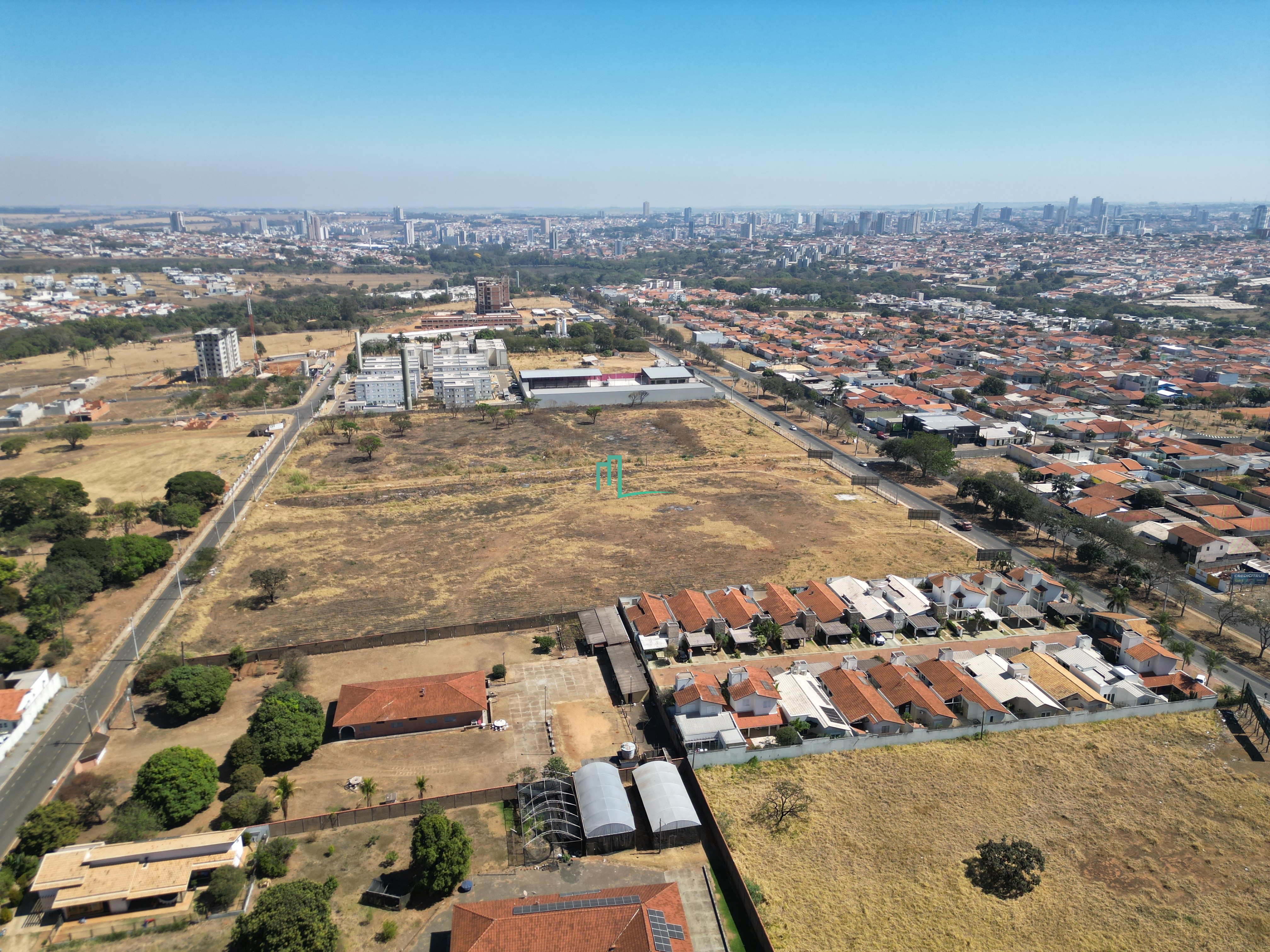 EXCELENTE ÁREA COMERCIAL À VENDA NA AVENIDA SÃO VICENTE EM FRANCA-SP - 60 metros de frente para Avenida Localização es