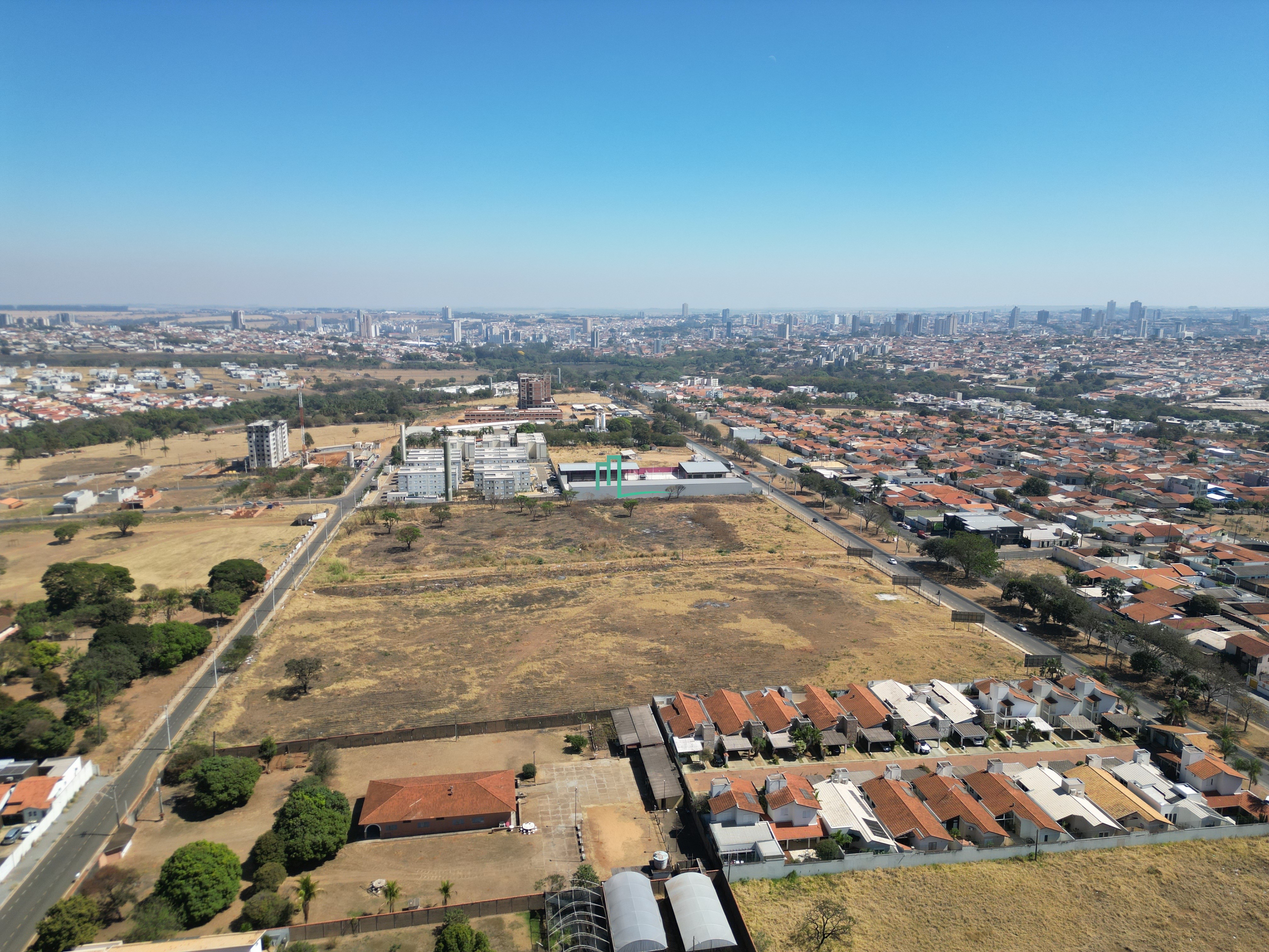 EXCELENTE ÁREA COMERCIAL NA AV. SÃO VICENTE À VENDA EM FRANCA-SP - 60 metros de frente para Avenida Localização estra