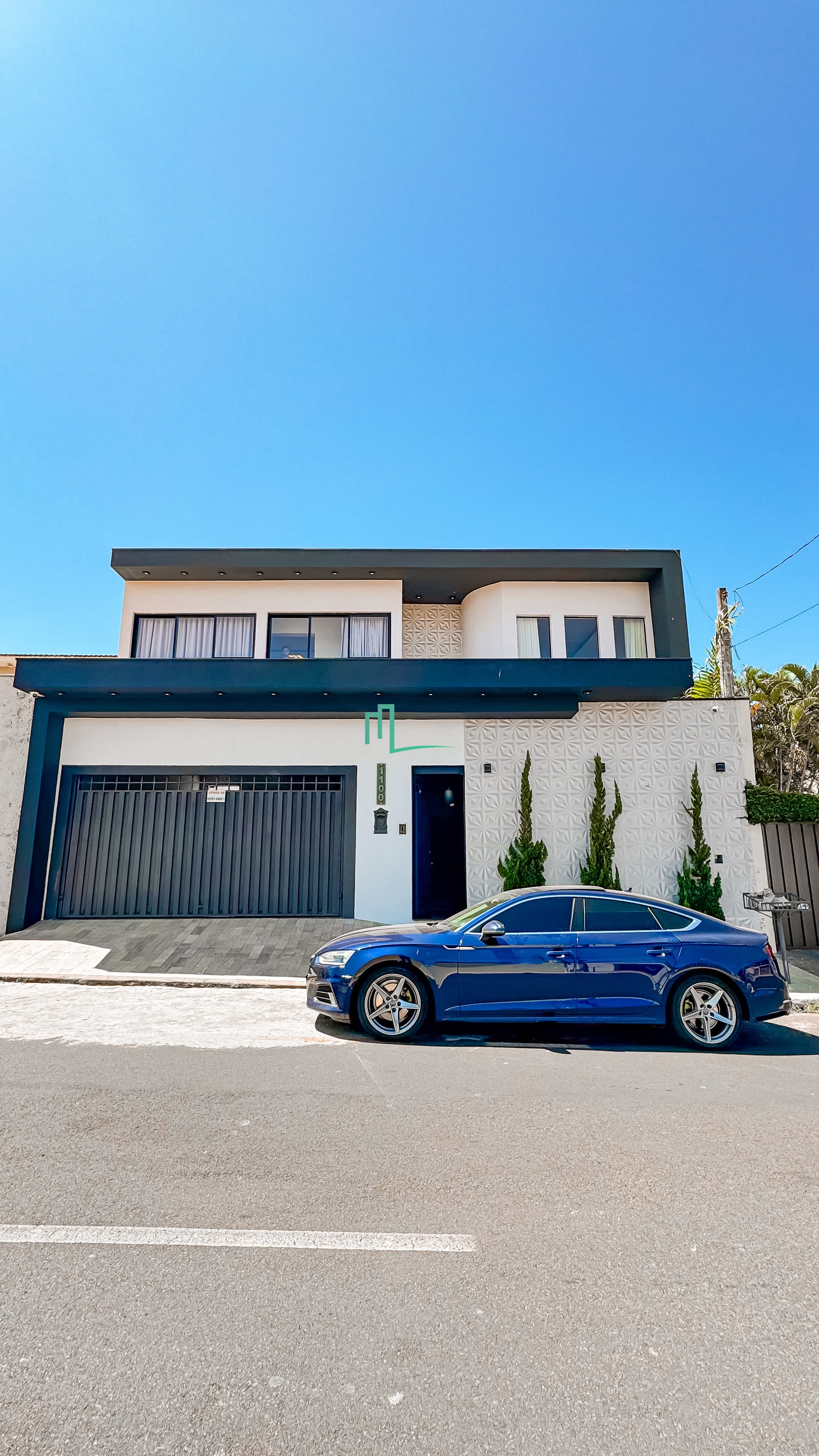SOBRADO MODERNO DE ALTO PADRÃO À VENDA NO CENTRO DA CIDADE EM FRANCA/SP  -300m² de terreno com 400m² construção - 04 amp