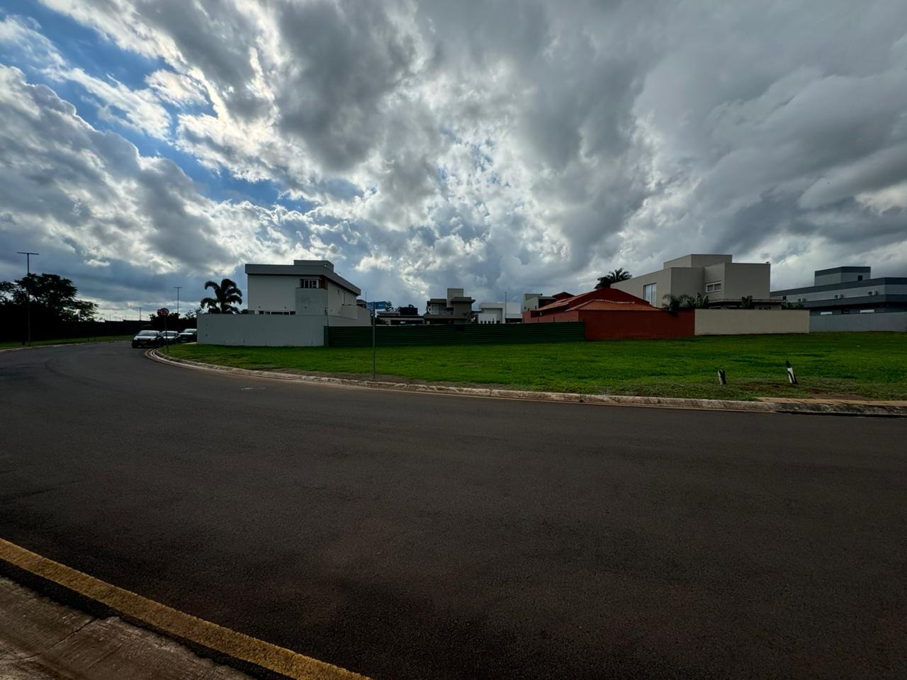TERRENO Á VENDA NO CONDOMINIO NO PIEMONTE DE ESQUINA EM RUA TOTALMENTE PLANA (PARTE MAIS VALORIZADA DO CONDOMINIO) COM V — foto 3