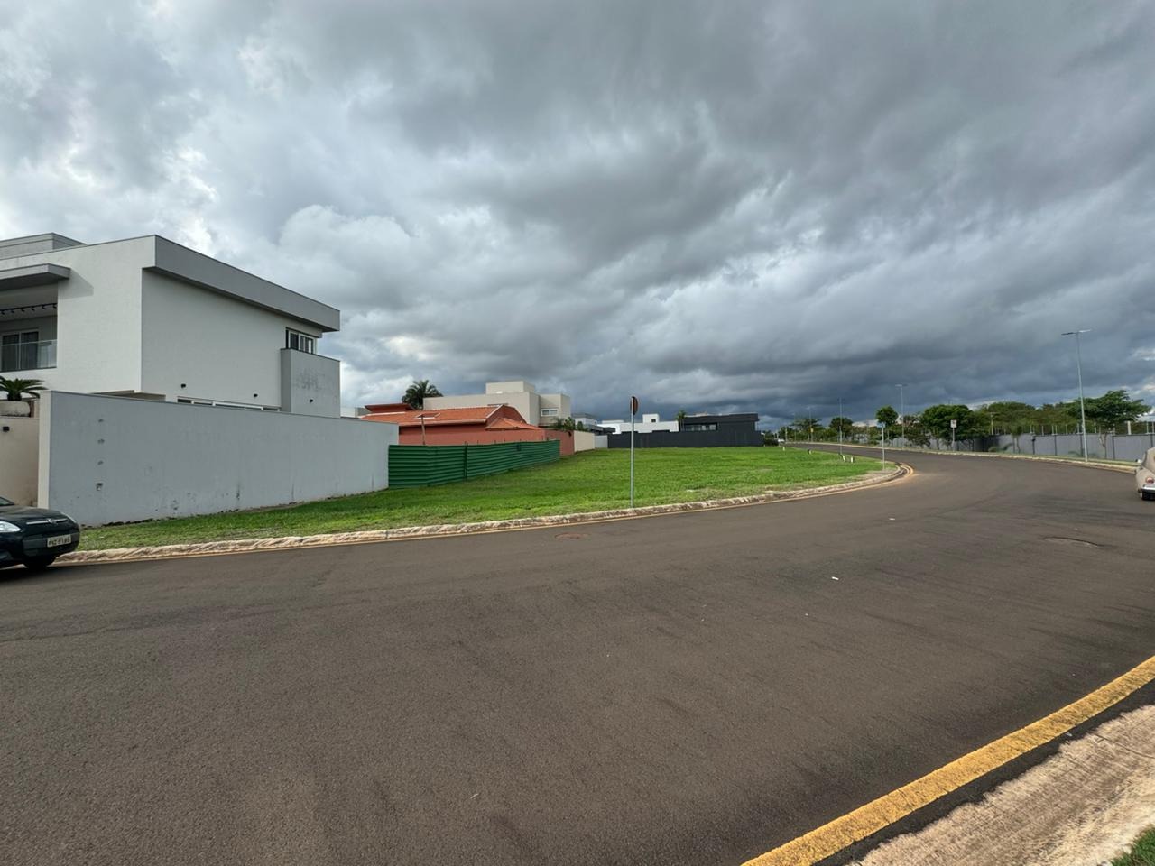TERRENO Á VENDA NO CONDOMINIO NO PIEMONTE DE ESQUINA EM RUA TOTALMENTE PLANA (PARTE MAIS VALORIZADA DO CONDOMINIO) COM V