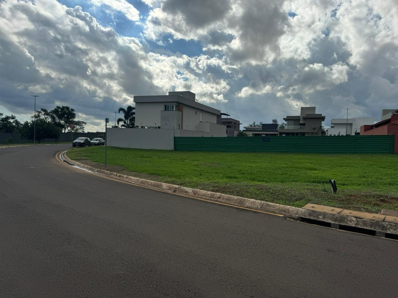 TERRENO Á VENDA NO CONDOMINIO NO PIEMONTE DE ESQUINA EM RUA TOTALMENTE PLANA (PARTE MAIS VALORIZADA DO CONDOMINIO) COM V — foto 4