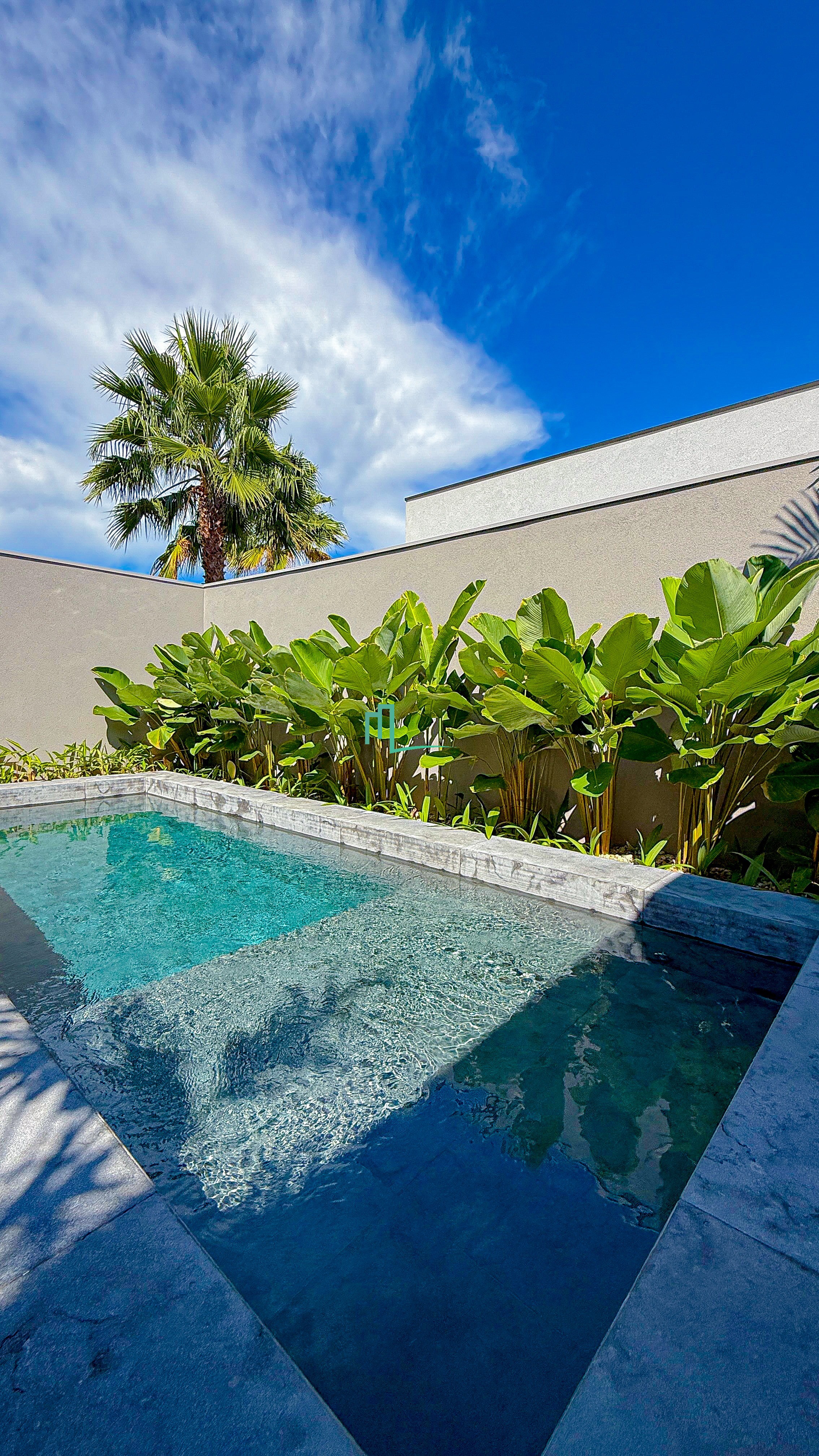 LINDA E EXCLUSIVA RESIDÊNCIA TÉRREA COM UM PROJETO TOTALMENTE DIFERENCIADO E EM UM LOTE COM POSIÇÃO PRIVILEGIADA NO COND — foto 4