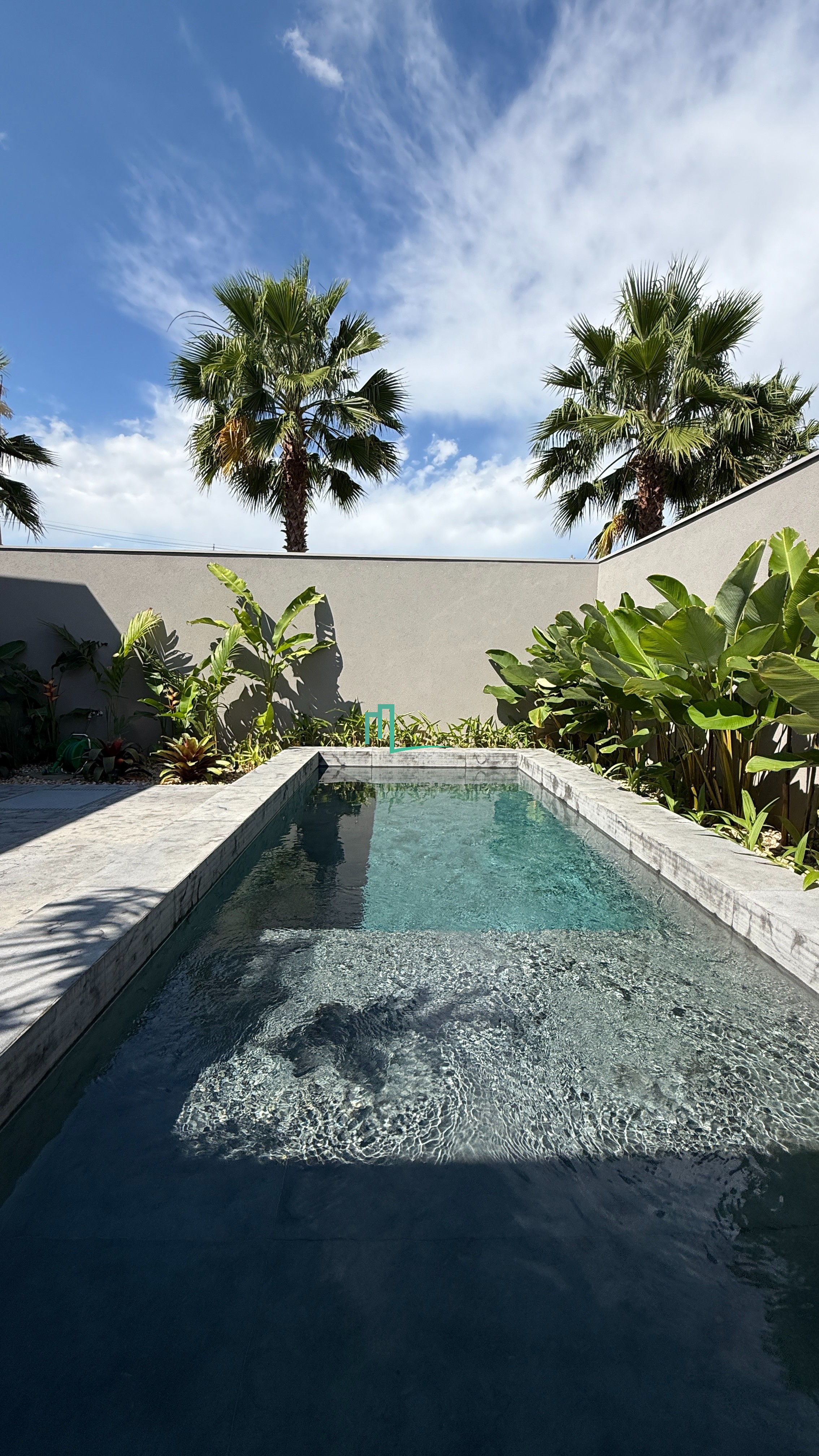 LINDA E EXCLUSIVA RESIDÊNCIA TÉRREA COM UM PROJETO TOTALMENTE DIFERENCIADO E EM UM LOTE COM POSIÇÃO PRIVILEGIADA NO COND — foto 3