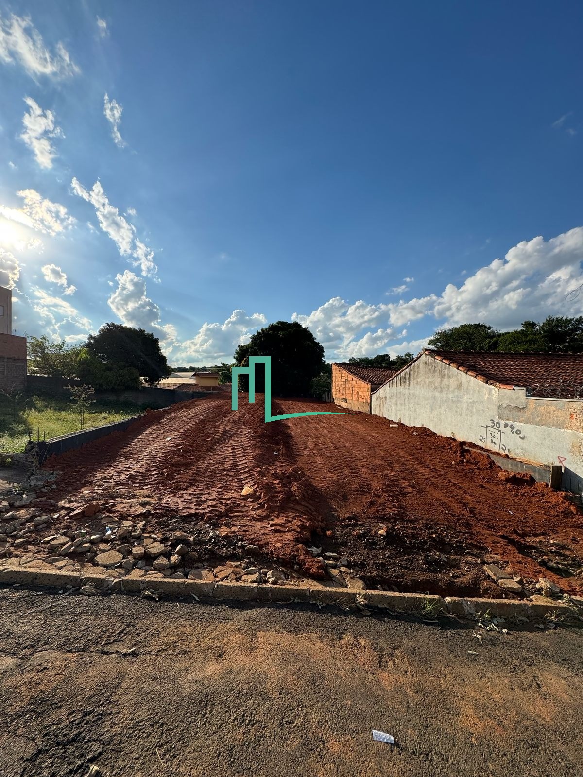 VENDE-SE TERRENO NO BAIRRO SÃO JOAQUIM   - Metragem: 300 m² (10x30) - Aceita desmembramento  - Muro de arrimo feito  Val