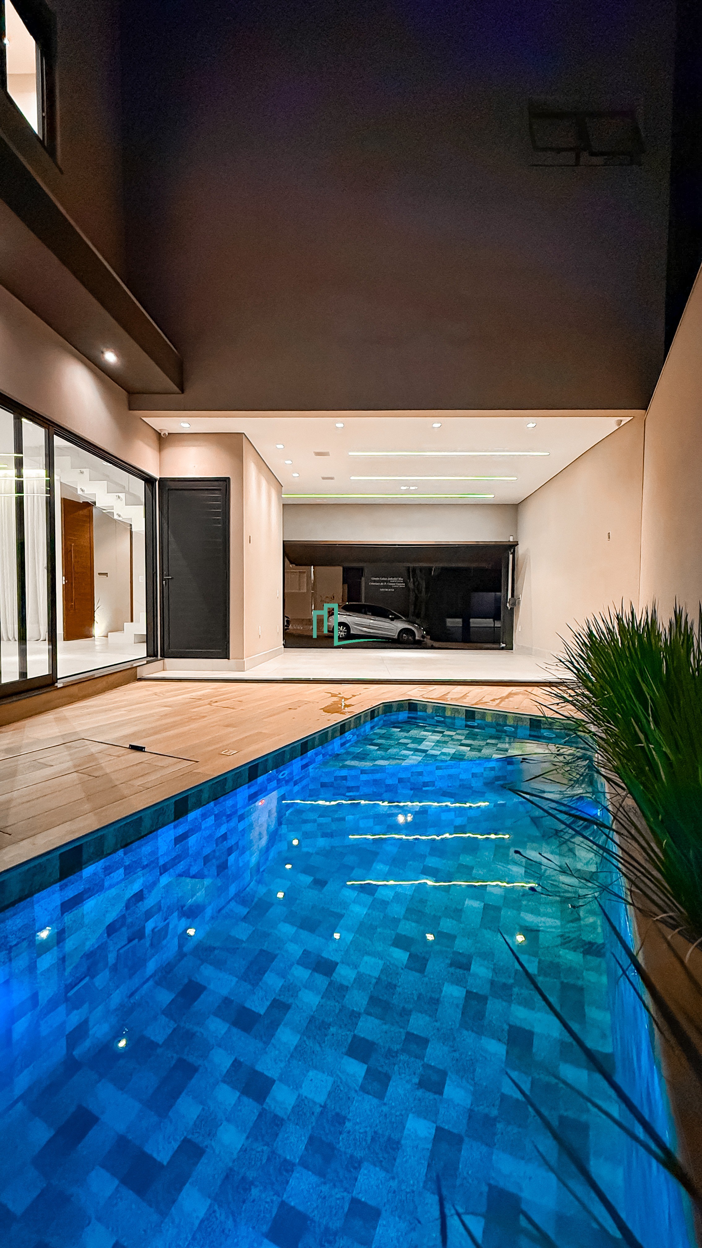 LINDA RESIDÊNCIA DE ALTO PADRÃO COM UM PROJETO DIFERENCIADO DISPONIVEL À VENDA NO CENTRO DE FRANCA/SP   - 03 dormitórios