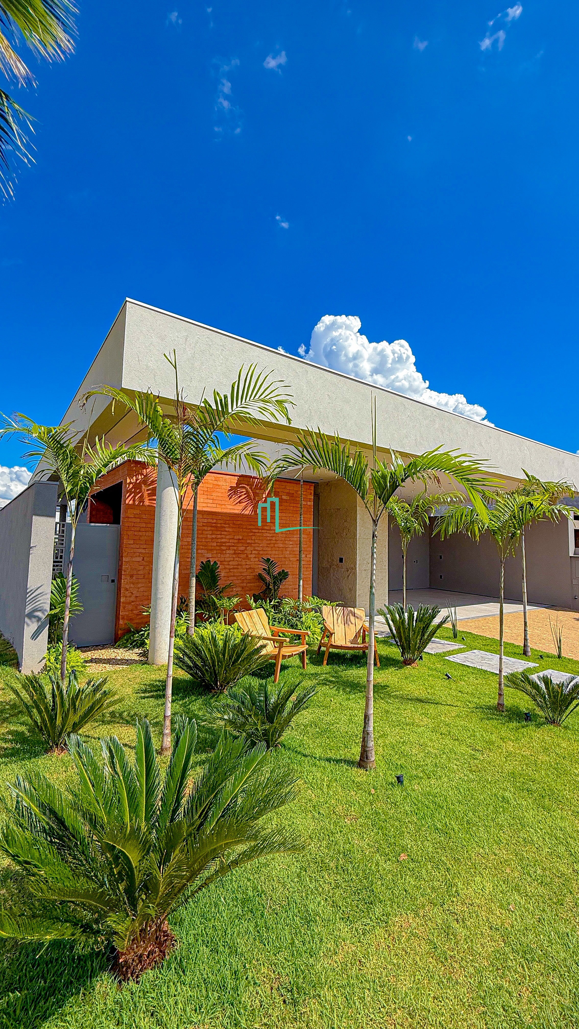 LINDA E EXCLUSIVA RESIDÊNCIA TÉRREA COM UM PROJETO TOTALMENTE DIFERENCIADO E EM UM LOTE COM POSIÇÃO PRIVILEGIADA NO COND