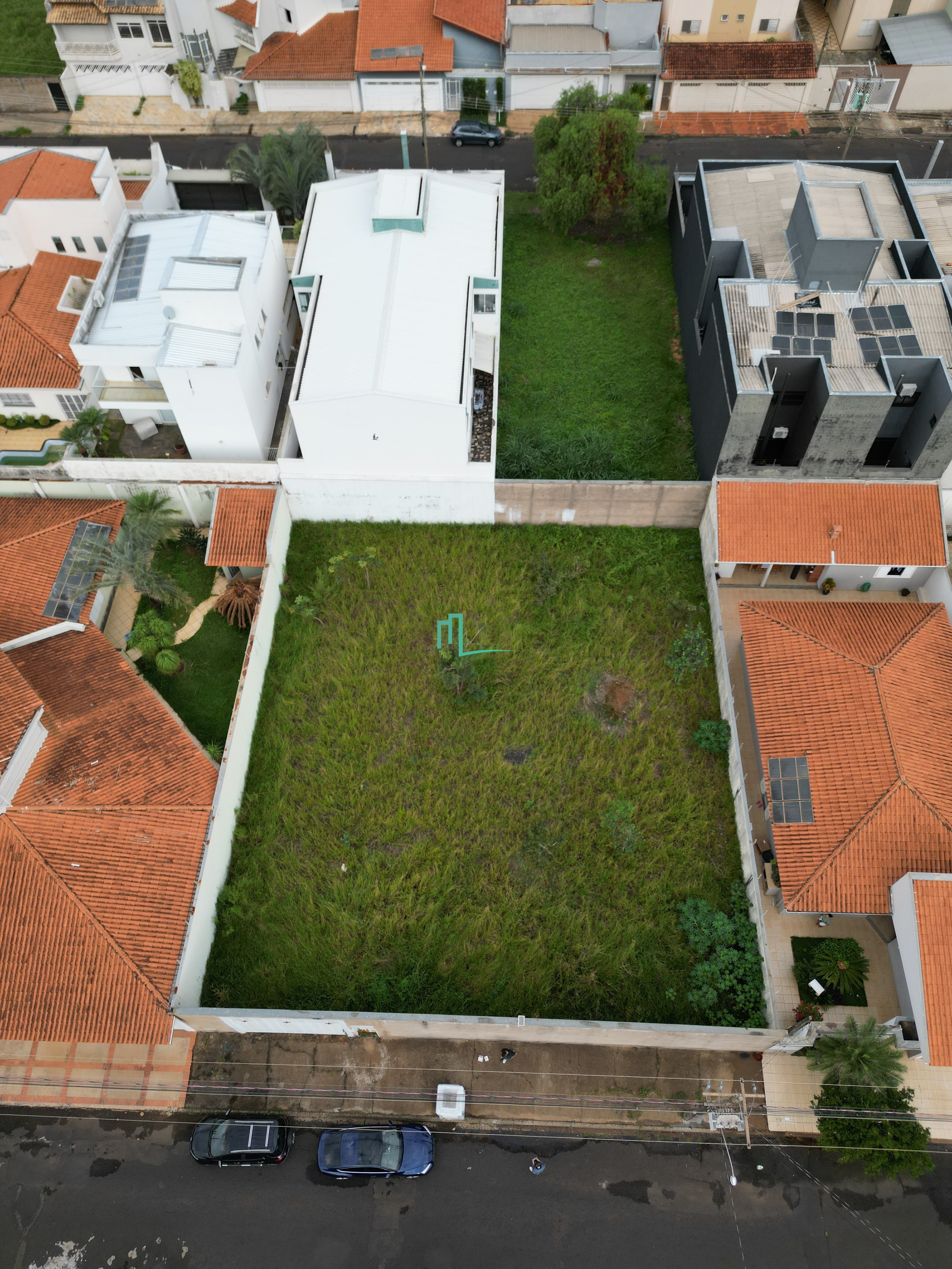 EXCELENTE LOTE À VENDA NO RESIDENCIAL PARAISO ( 02 LOTES JUNTOS MURADOS )  - 672 metros de área total  - 02 matriculas i