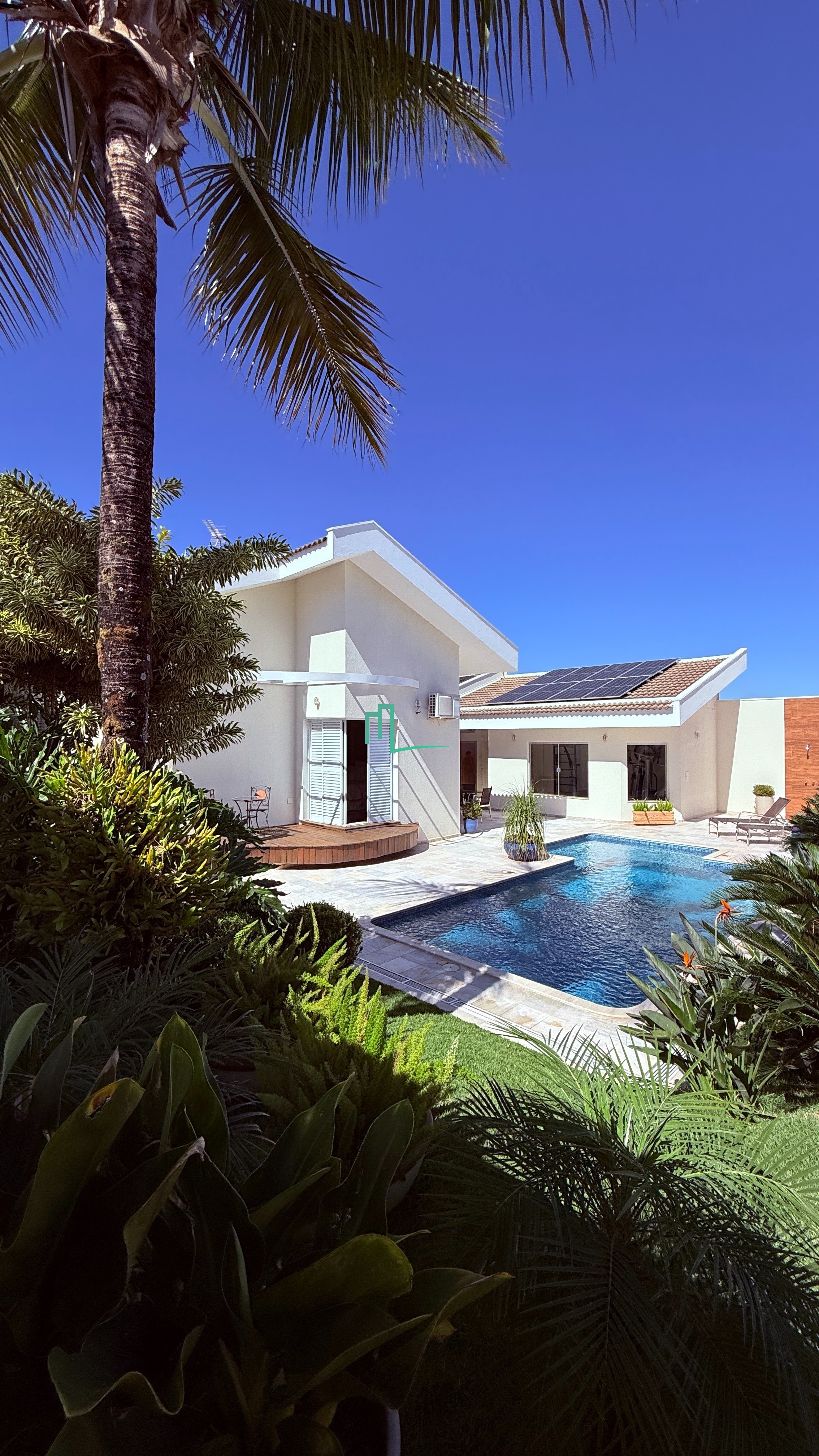 RESIDÊNCIA DE ALTO PADRÃO TÉRREA COM 860 METROS DE TERRENO - 03 dormitórios sendo uma suite master com closet e hidro co