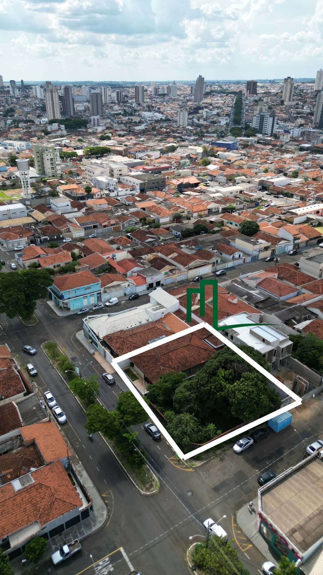 EXCELENTE IMÓVEL COMERCIAL DISPONIVEL À VENDA NA AVENIDA ELIZA VERSOLA GOSUEN COM 01 CASA + TERRENO DISPONIVEL DE ESQUIN