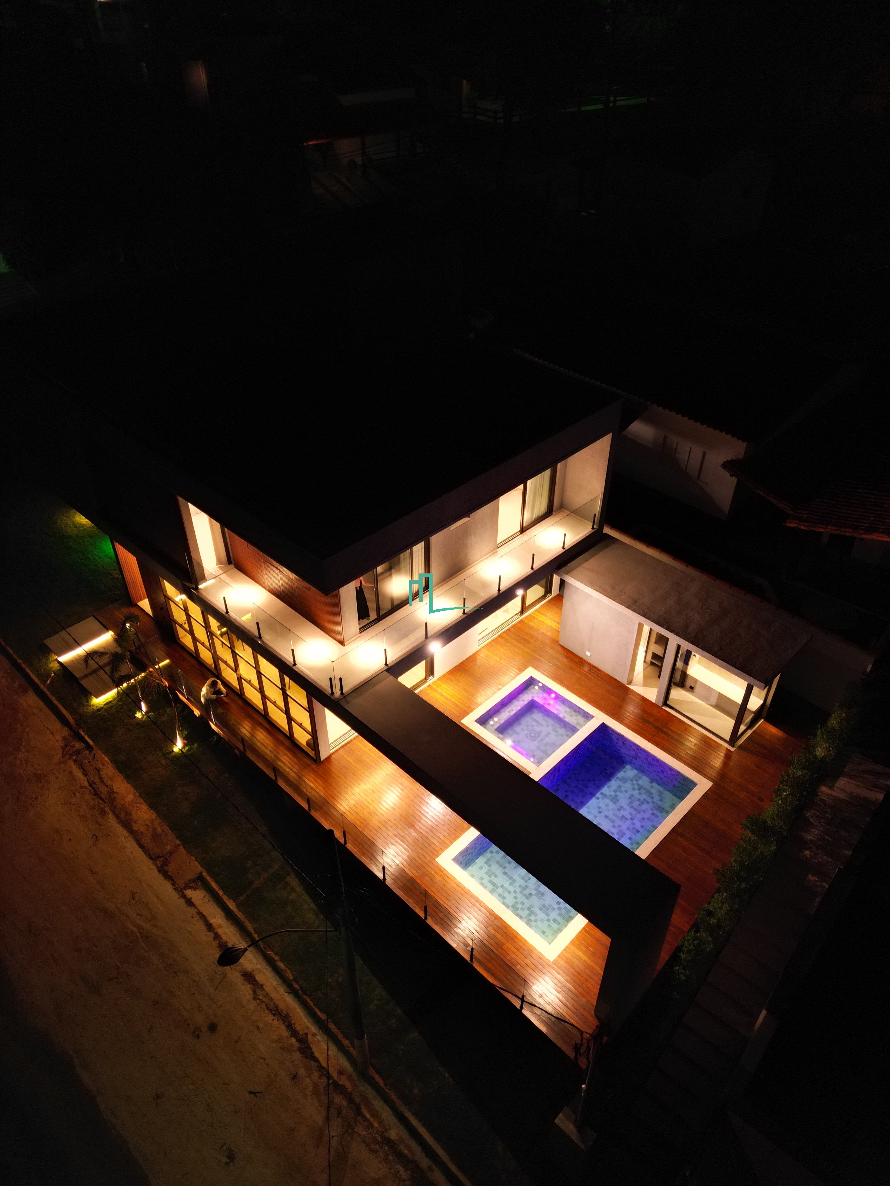 Linda casa mobiliada em Escarpas Do Lago disponível à venda!   - 06 amplas suítes sendo 03 com sacadas  - ambientes inte