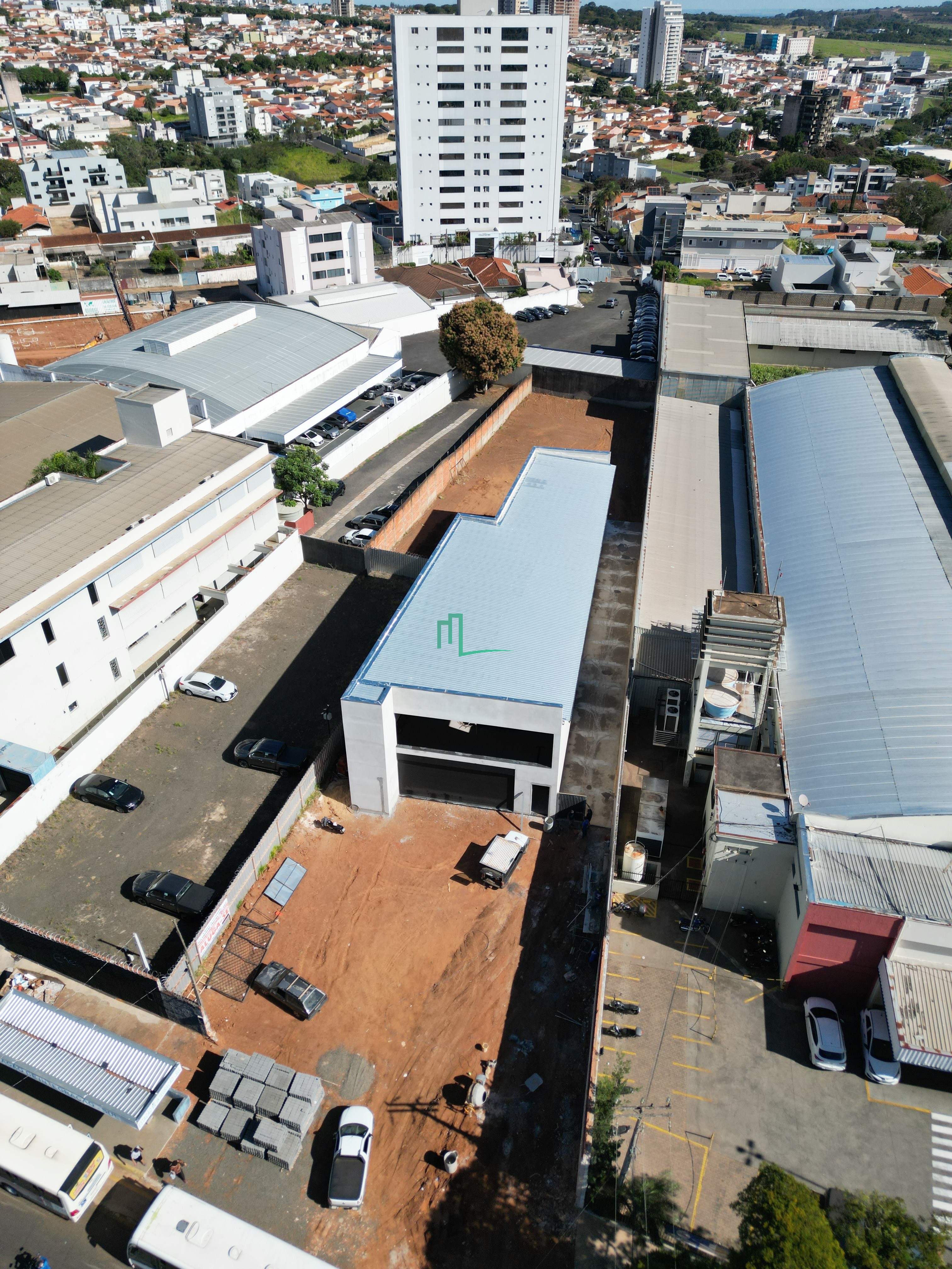 EXCELENTE BARRACÃO EM FASES FINAIS DE CONSTRUÇÃO NA AVENIDA CHAMPAGNAT COM LOCALIZAÇÃO PRIVILEGIADA DISPONIVEL PARA LOCAÇÃO — foto 3