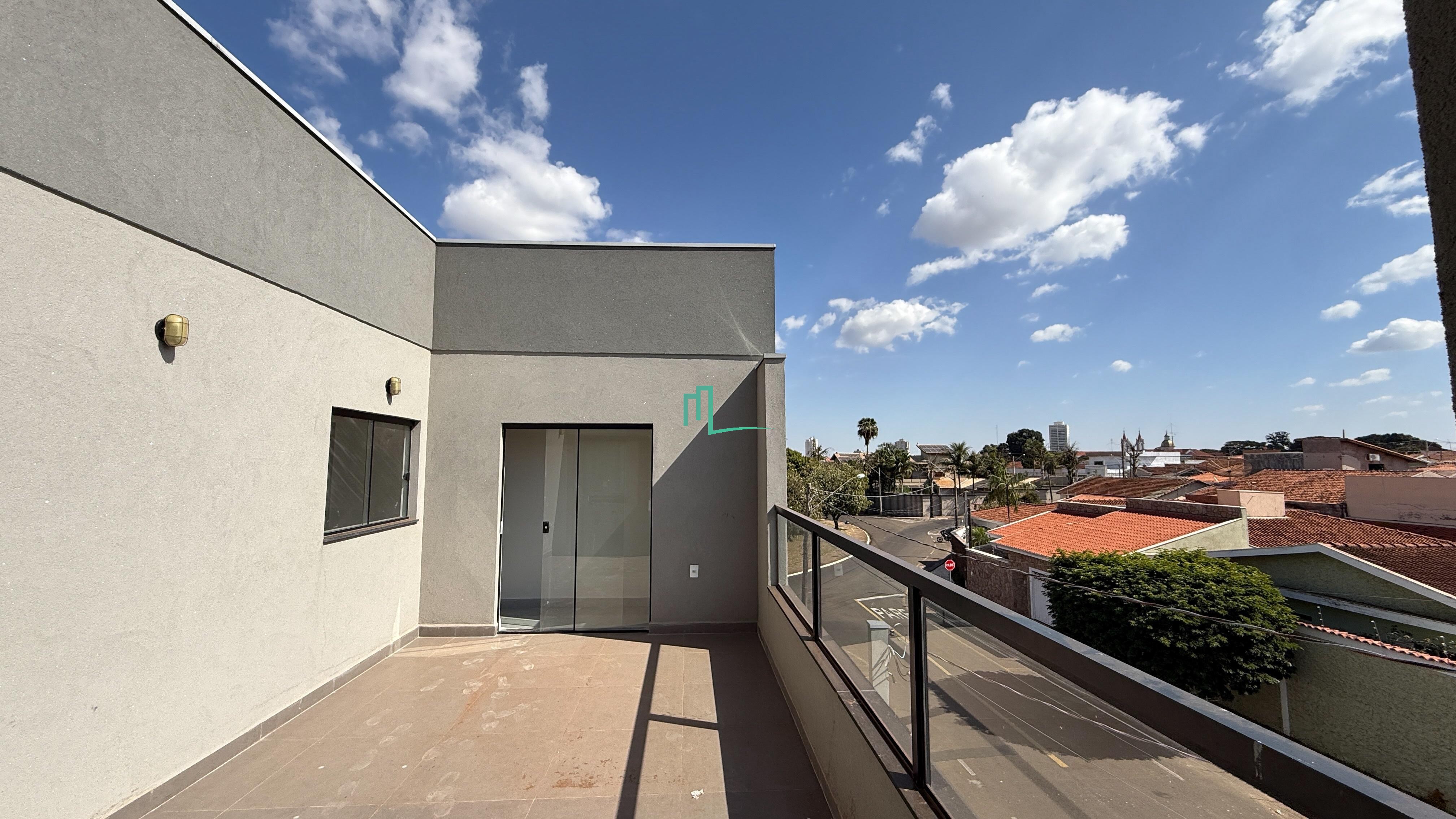 COBERTURA À VENDA NO SANTO AGOSTINHO COM TERRAÇO E RICO EM ÁRMARIOS PLANEJADOS   - 160 metros de área útil  - 03 suítes 