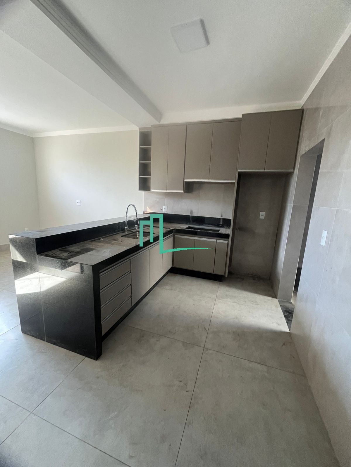 Maravilhoso apartamento térreo localizado na parte alta do bairro Botânico, em uma das melhores regiões da cidade. Com 3