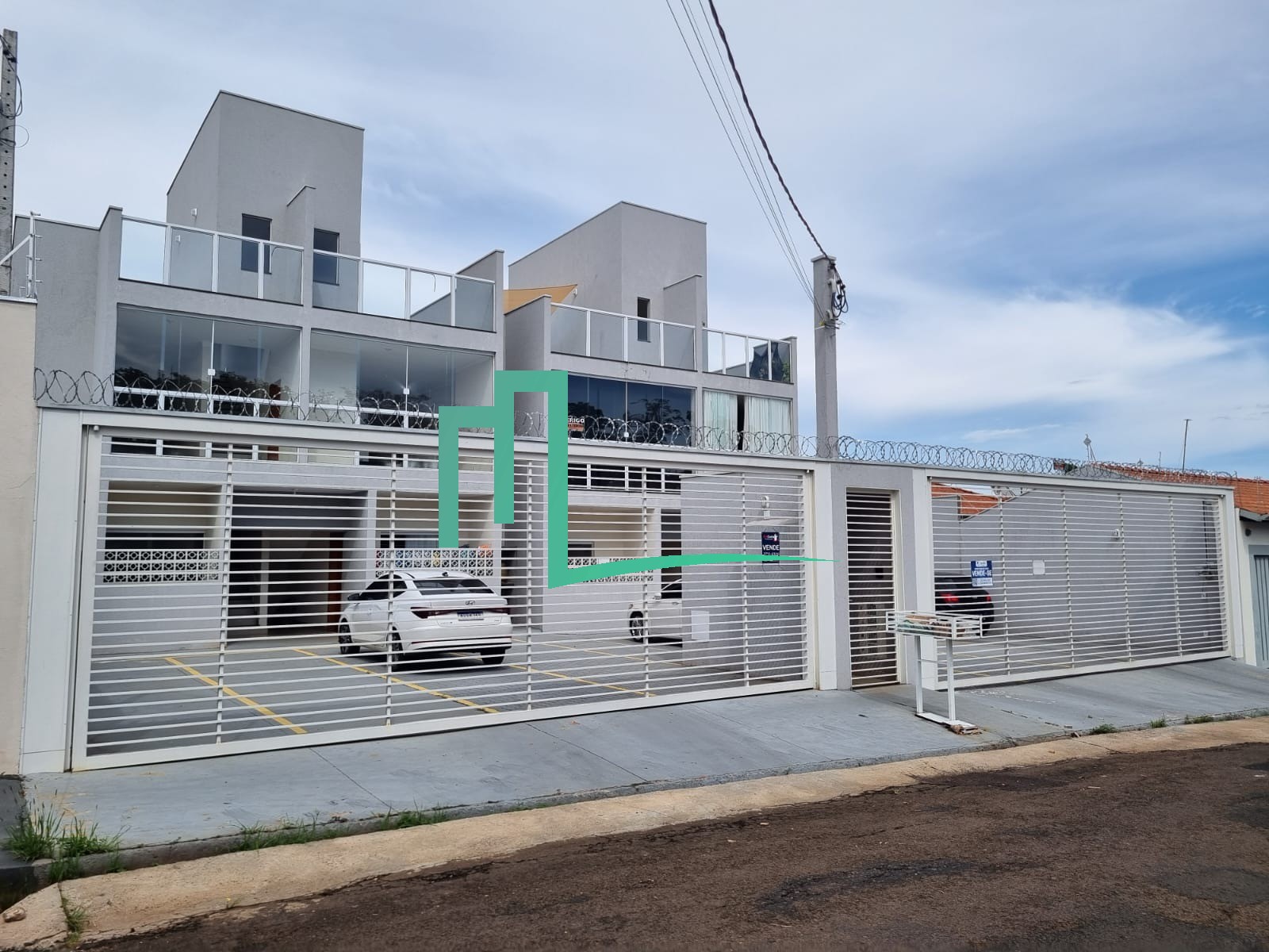 Vende excelente apartamento no bairro São Joaquim,  com 3 dormitórios sendo 1 suíte, sala, cozinha, banheiro, terraço co