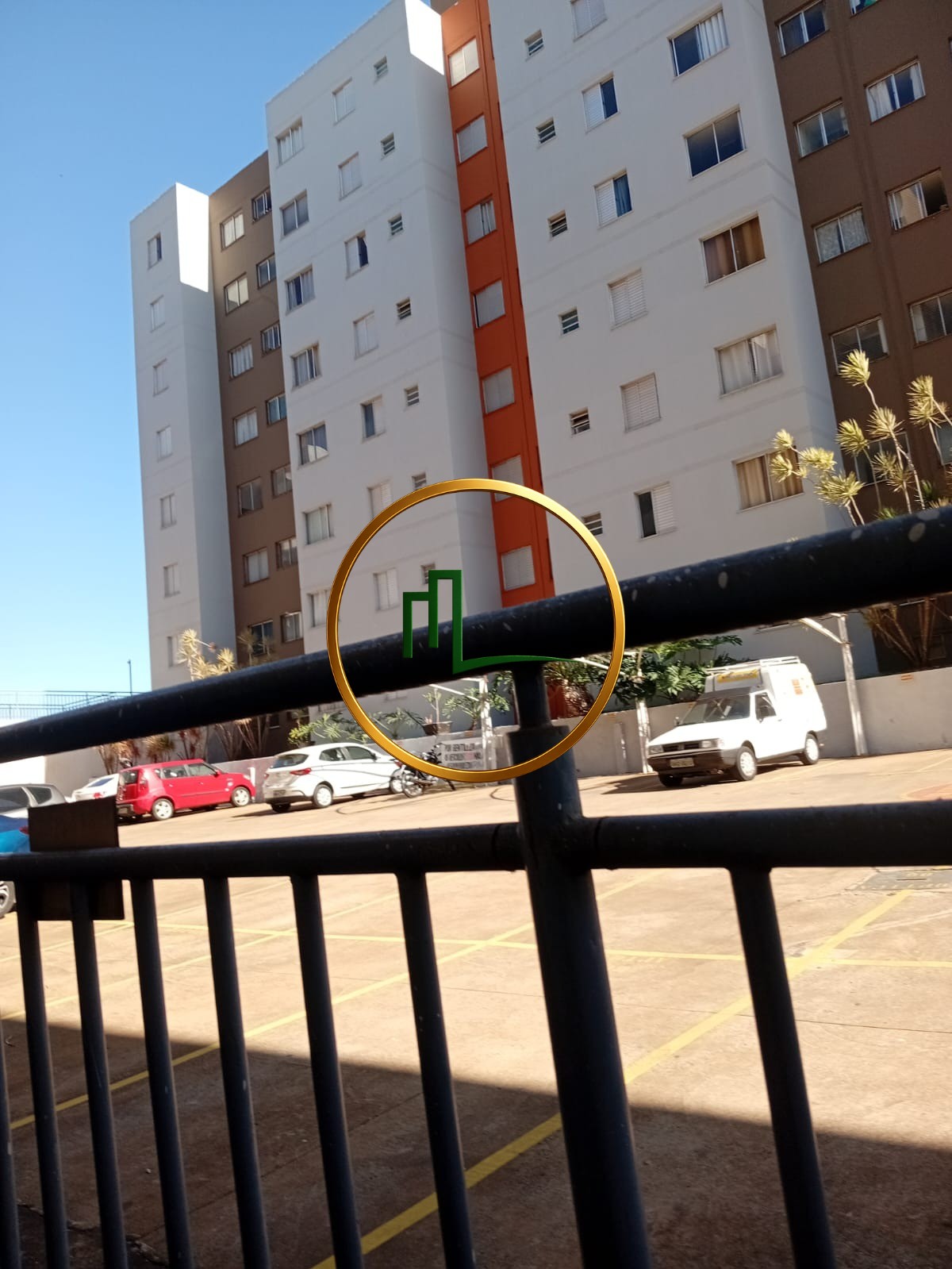 VENDE EXCELENTE APARTAMENTO NO CONDOMÍNIO FIORENTINI COM  02 DORMITÓRIOS SENDO UMA SUITE - 01 DORMMITÓRIO COM ARMÁRIO SA