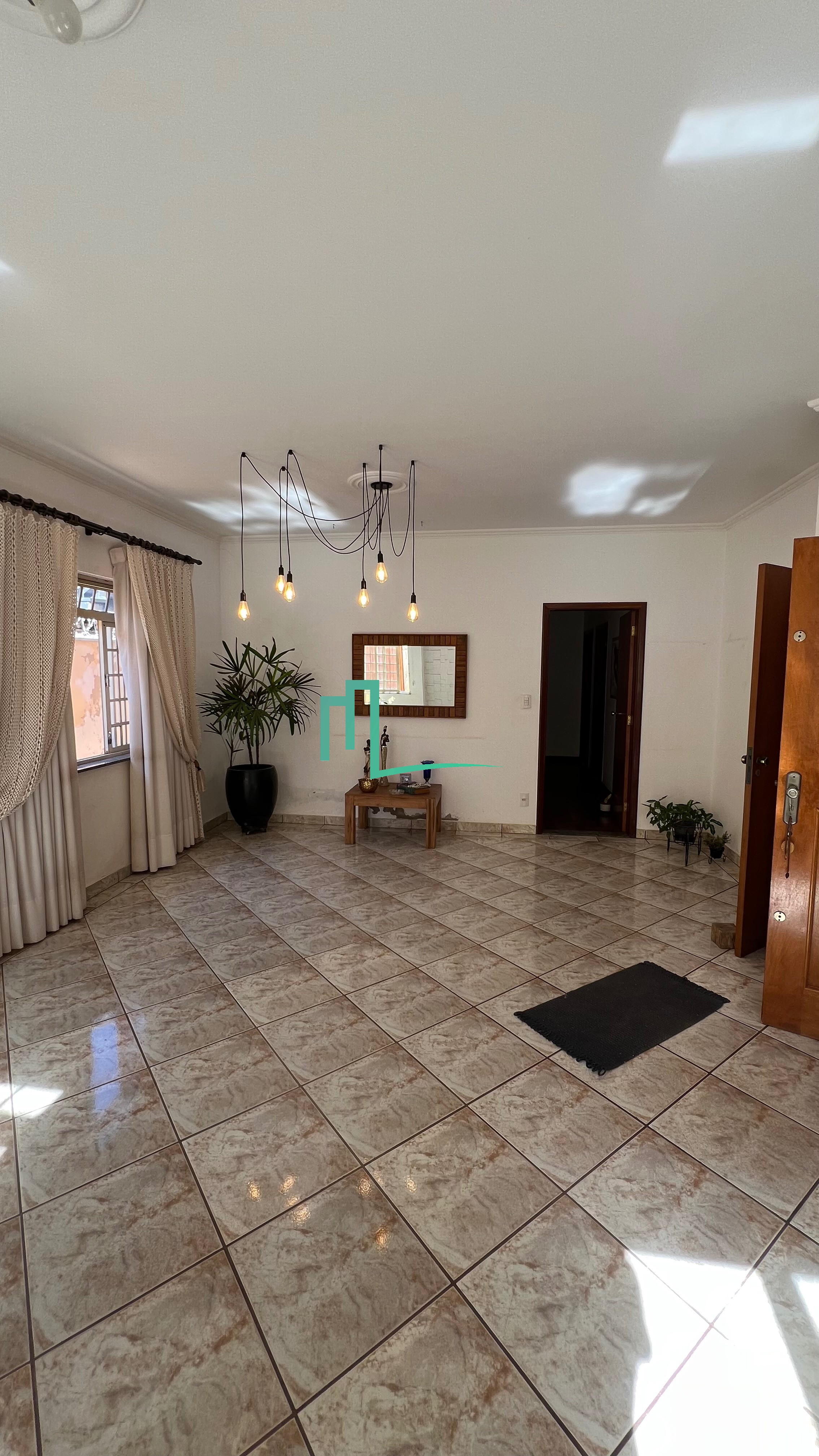 EXCELENTE CASA À VENDA NO JARDIM NOEMIA - 03 Dormitórios, sendo 01 Suíte - Sala ampla - Cozinha planejada - Banheiro so