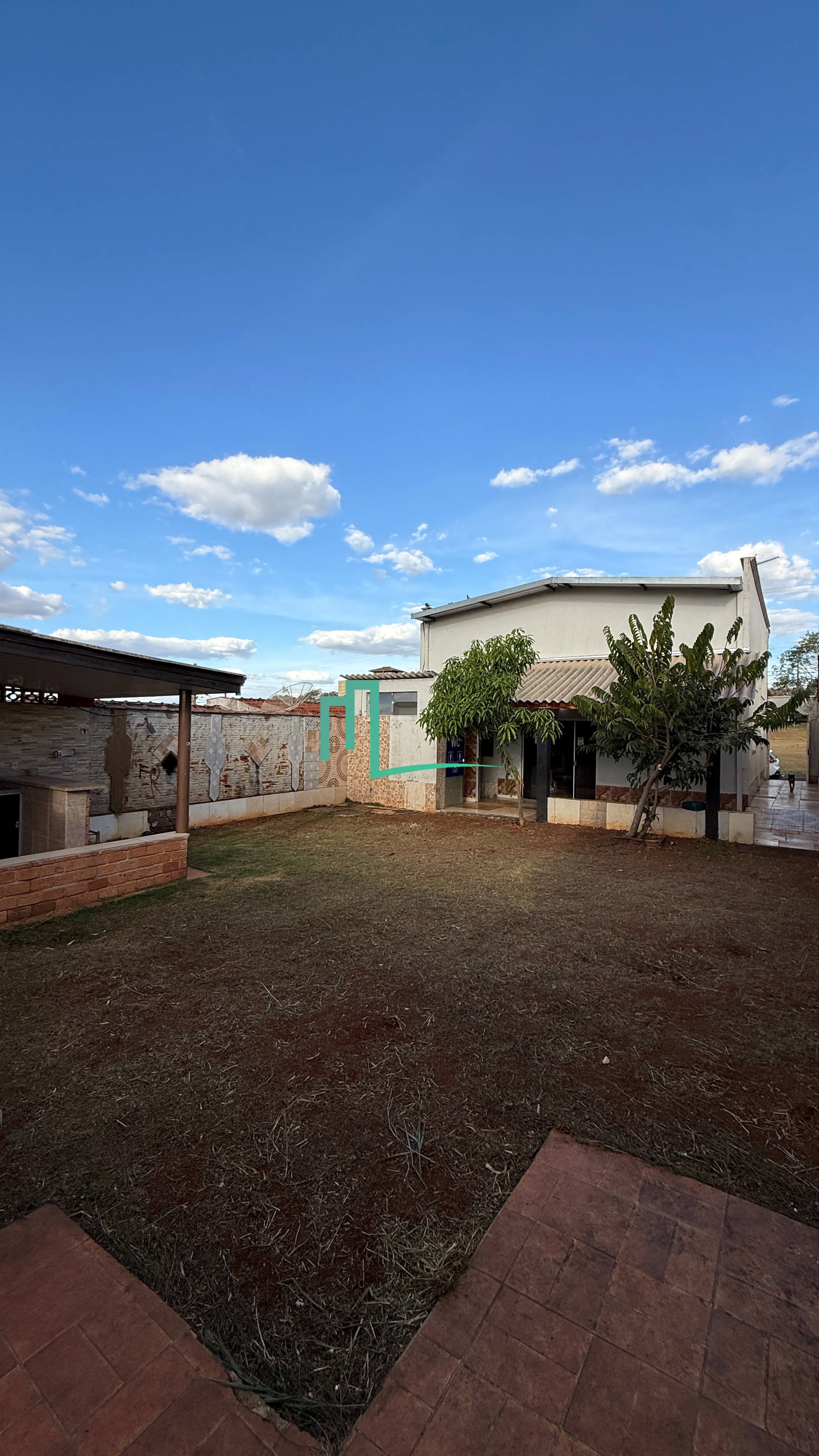 EXCELENTE BARRACÃO À VENDA E PERMUTA!  O barracão conta com um banheiro com acessibilidade, atendendo às necessidades de