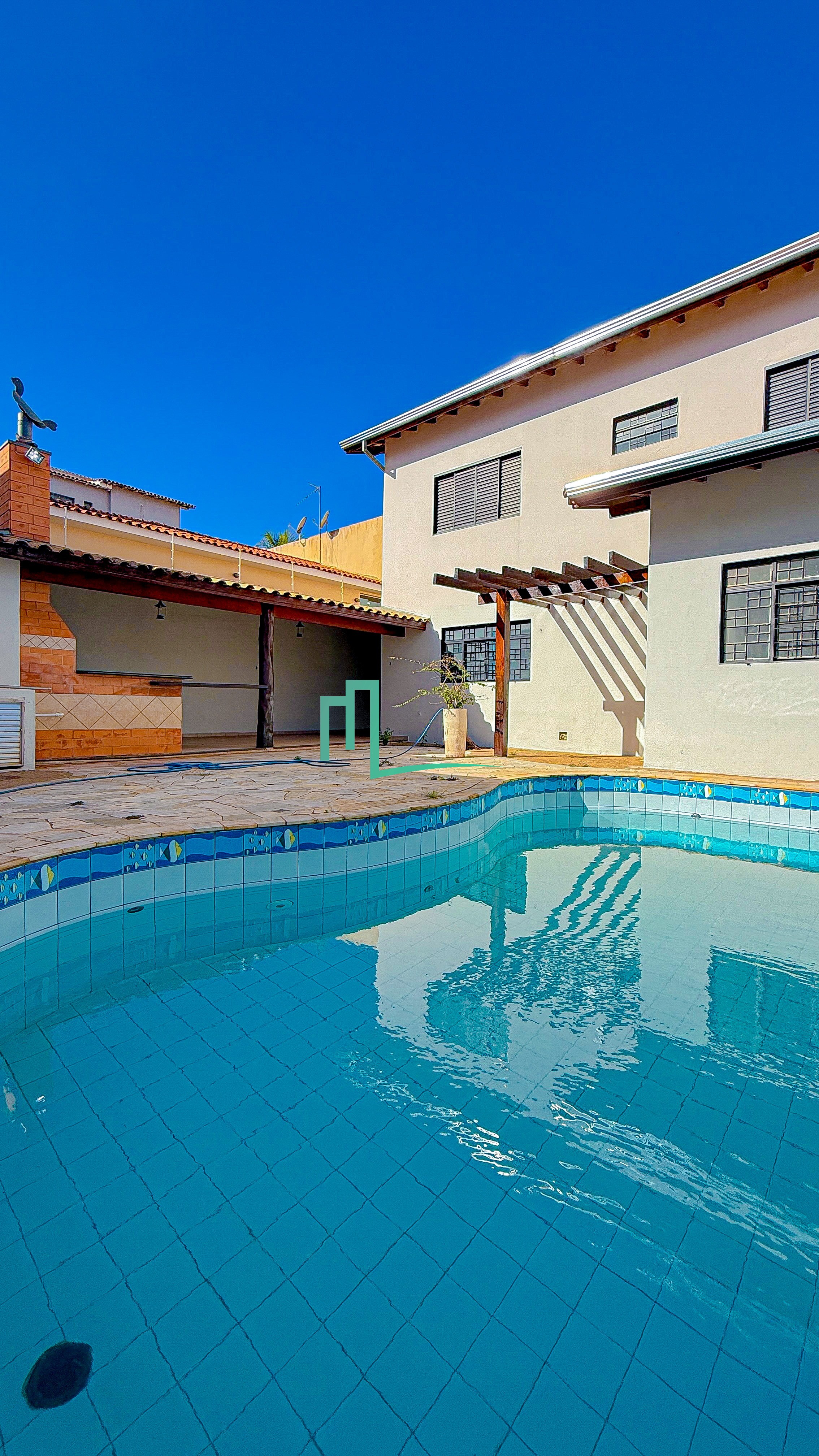 LINDA RESIDÊNCIA DISPONÍVEL À VENDA NO BAIRO SANTO AGOSTINHO EM FRANCA-SP - 358,25m² metros de terreno com 291,12 metros