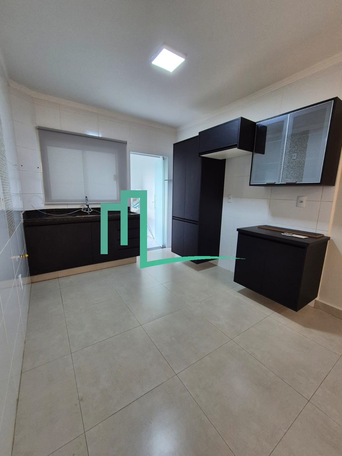 Vende-se apartamento no jardim Brasilândia. 2 dormitórios, sendo 1 suíte. Sala. Cozinha com armários planejados. banh