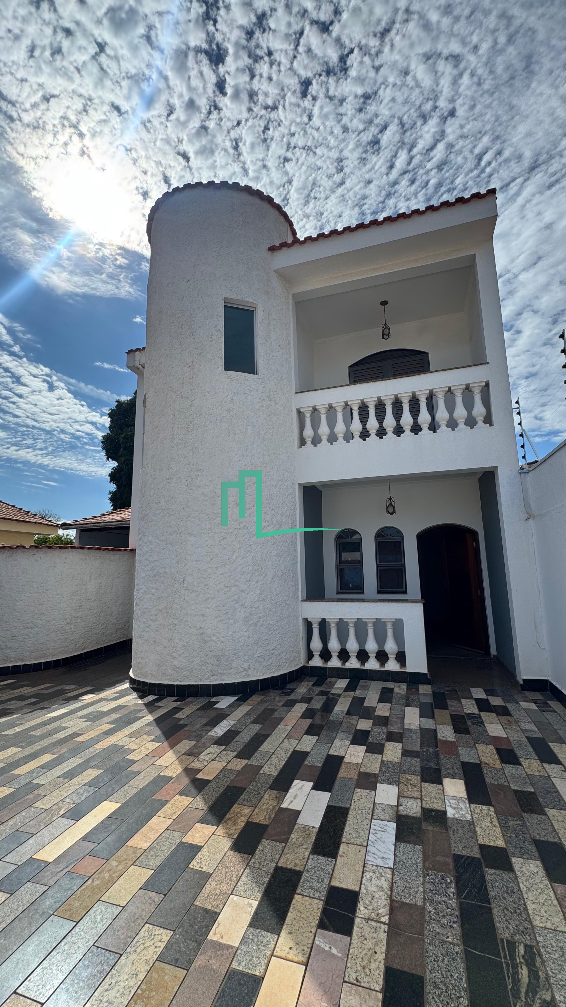 EXCELENTE CASA À VENDA EM CRISTAIS PAULISTA - 217 metros e 158 metros de construção - 03 dormitórios sendo 01 suíte -