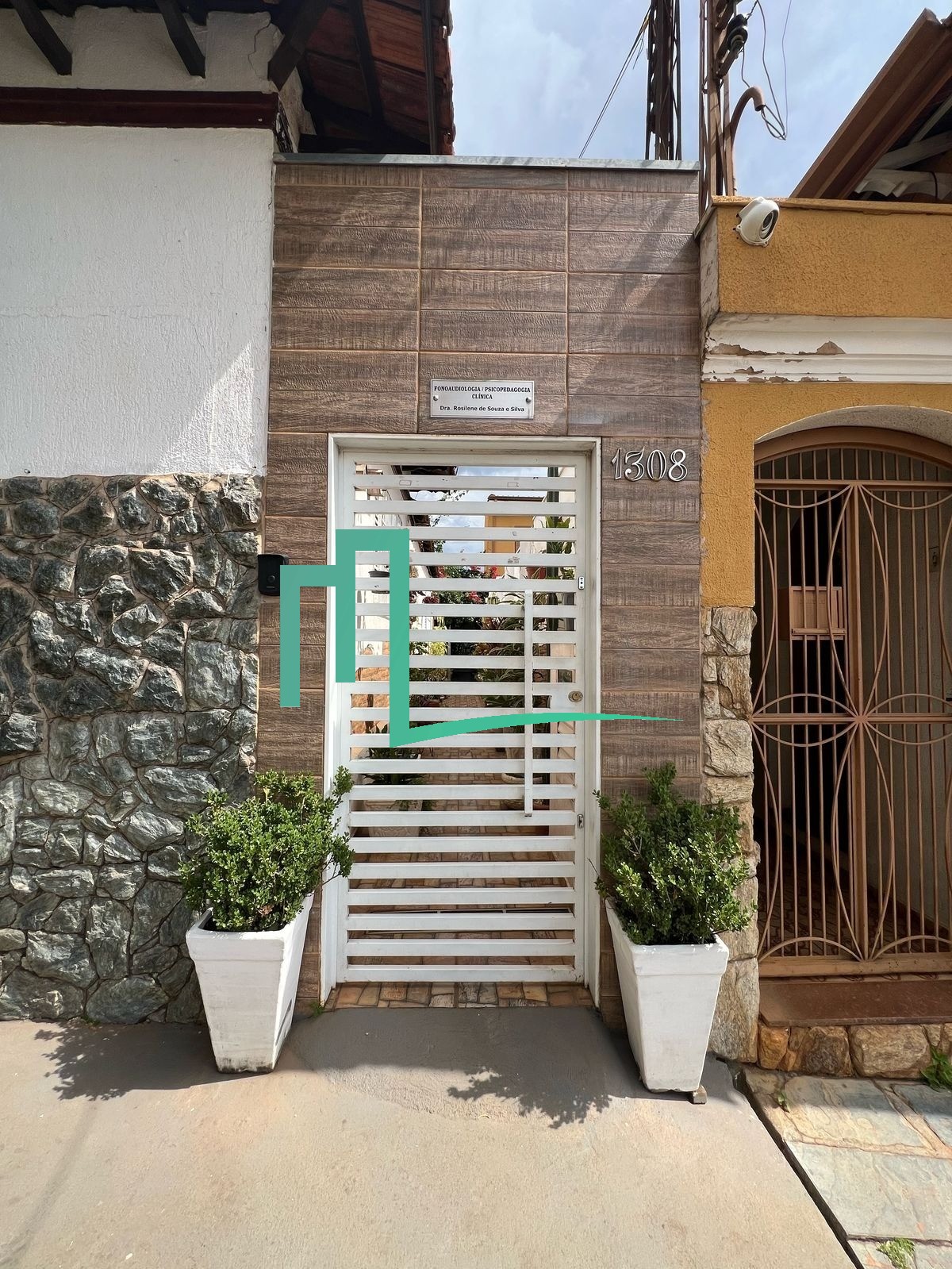 ALUGA-SE EXCELENTE E ACONCHEGANTE SALA COMERCIAL, sala 03  Sala disponível para locação , medindo 9,72m² com área comum,