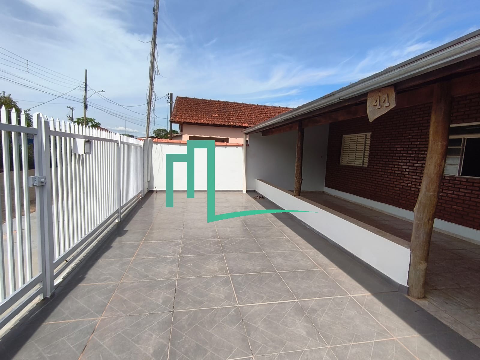 Vende-se excelente casa em em Delfinópolis 390 mts, localização privilegiada sendo 3 dormitórios;  sala cozinha 2 banhei