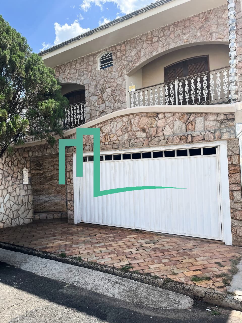 SOBRADO À VENDA NO VILA MARTA RICA EM ÁRMARIOS  - 04 dormitórios sendo 01 suíte e 01 quarto conjugado - Sacada nos quart