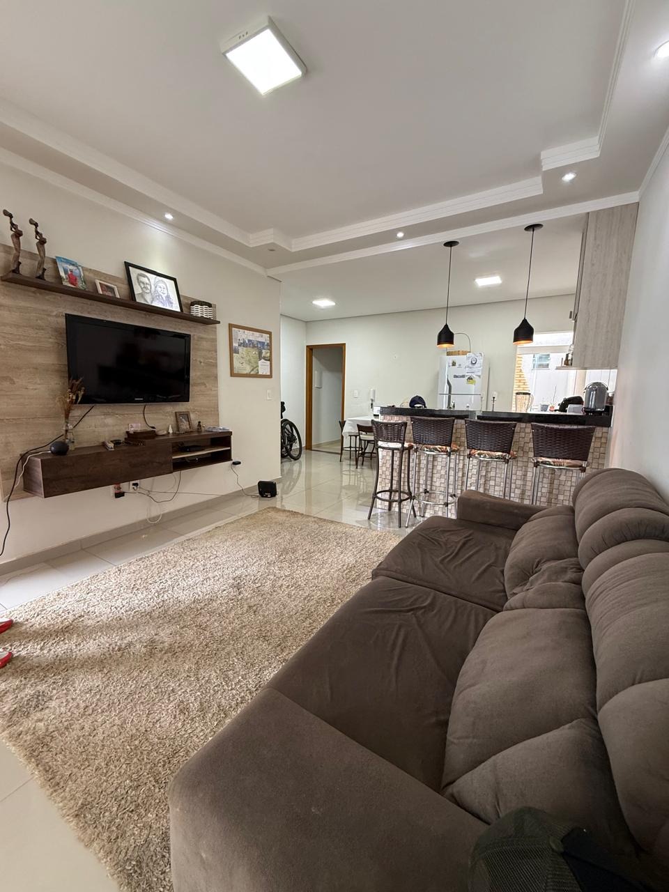 Vende apartamento térreo no bairro Santa Lucia  2 dormitórios sendo 1 suíte, sala, cozinha com sala de jantar conjugado,