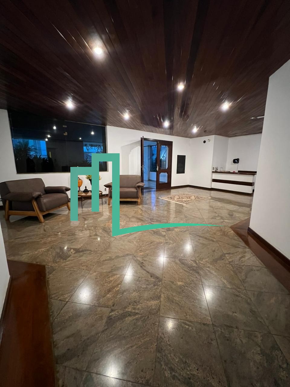 VENDE-SE APARTAMENTO NO EDÍFICIO BARRAMARES EM FRANCA - SP Amplo apartamento com aproximadamente 450 m² de área, local