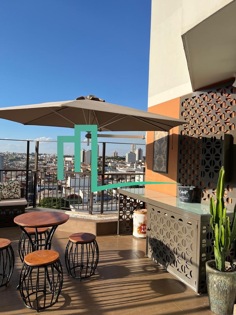 Vende linda cobertura Edifício Regina no Centro de Franca   3 dormitórios sendo 2 suítes, sala com dois ambientes, cozin