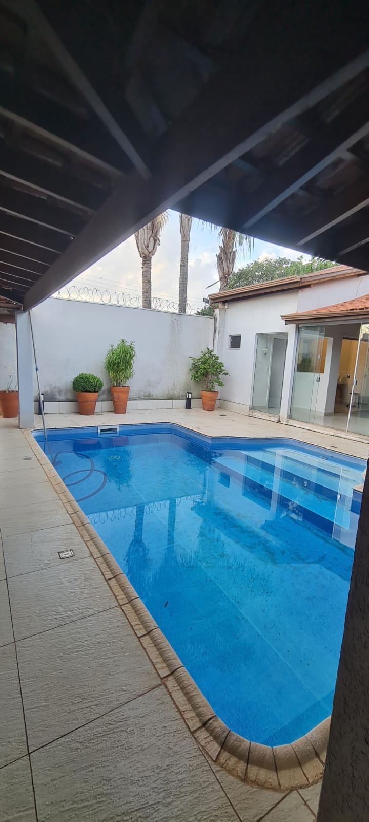 CASA À VENDA DE ESQUINA À VENDA EM PATROCÍNIO PAULISTA    - 290 metros de terreno sendo 260 de construção  - 03 dormitór