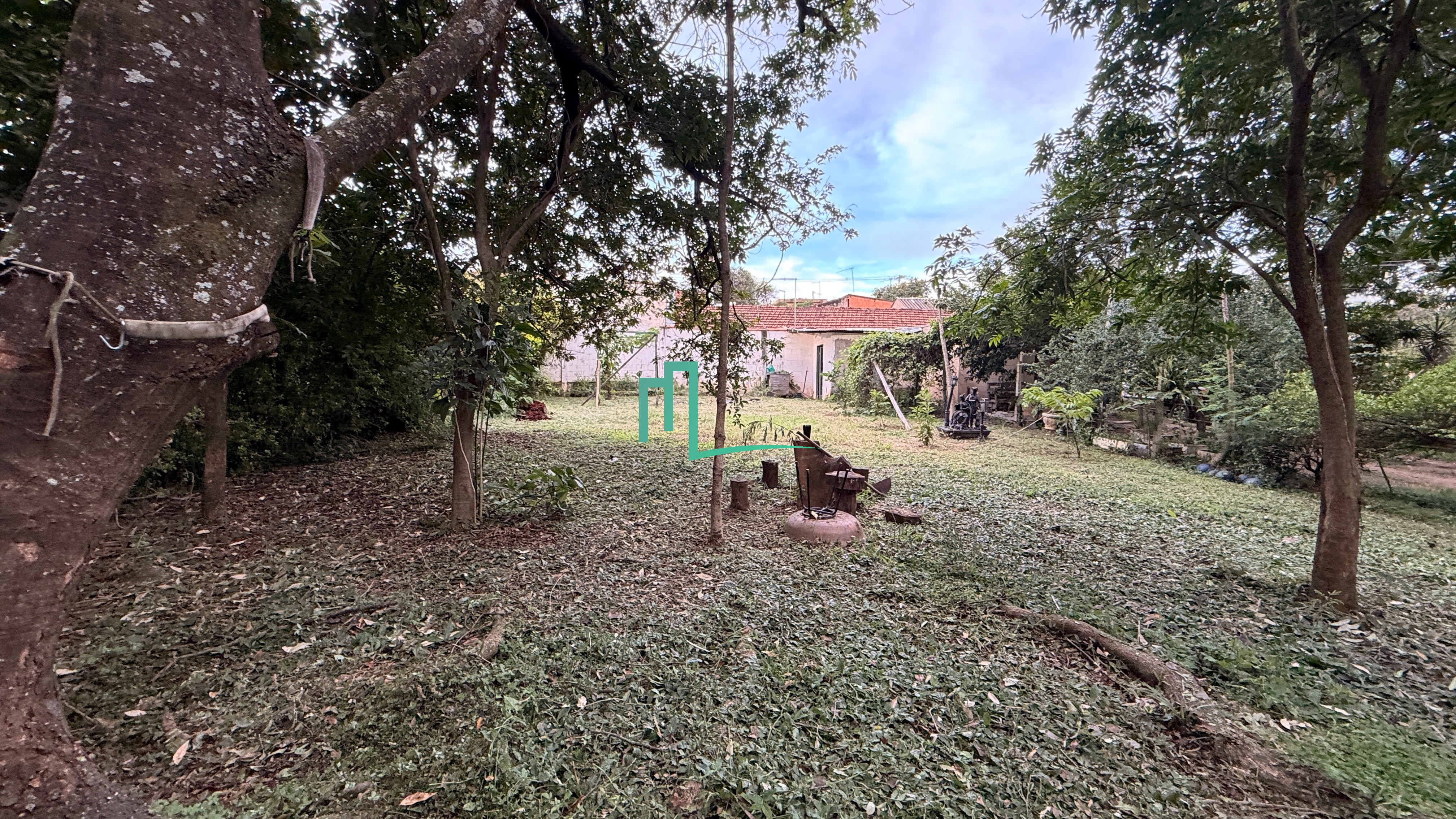 VENDE-SE EDÍCULA EM AREA PRIVILEGIADA DA CIDADE DE FRANCA-SP  Casa simples e funcional, com: - 2 quartos - 1 banheiro - 