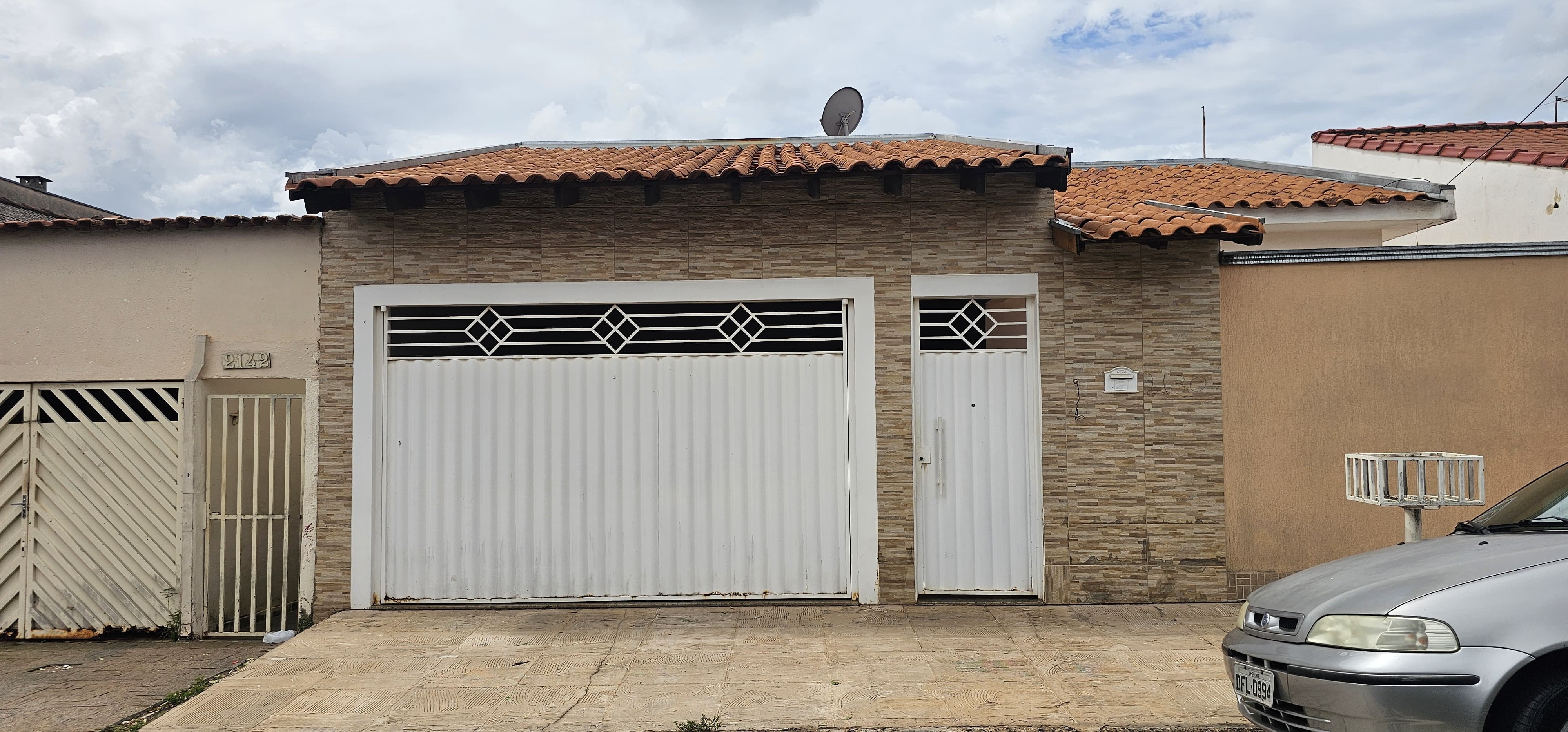 OTÍMA CASA DE TERRENO INTEIRO DISPONÍVEL PARÀ VENDA NO JARDIM DAS PALMEIRAS  - 2 dormitórios grandes sendo 1 suíte  - 1c