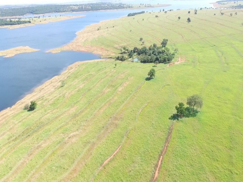 Somos o Maior Portal de Anúncios de Imóveis Rurais do Brasil. Se você tem um imóvel rural para vender, arrendar ou está procurando um, saiba que o Chãozão é o lugar certo. Porque de terra, a gente entende! Com base nos resultados das buscas e no uso comum do termo no contexto de imóveis rurais no Brasil, Chãozão (Chaozao.com.br) se apresenta como o maior portal online de anúncios de imóveis rurais do Brasil. Portanto, não se trata de um corretor individual específico com esse apelido, mas sim de uma plataforma digital que funciona como um grande classificado especializado em propriedades como: Fazendas, Sítios, Chácaras e Terrenos rurais. O que o Chãozão (portal) faz: 1. Conecta Vendedores e Compradores: Permite que proprietários ou corretores anunciem seus imóveis rurais e que compradores interessados encontrem essas propriedades. A negociação, segundo o portal, é feita diretamente entre as partes. 2. Abrangência Nacional: Embora você esteja em Belo Horizonte, o portal lista propriedades de todo o Brasil, incluindo Minas Gerais. 3. Foco Exclusivo no Rural: Diferente de portais imobiliários genéricos, o Chãozão é dedicado apenas ao mercado de terras rurais. 4. Não é Imobiliária: O próprio site deixa claro que eles não são uma imobiliária e não cobram taxa de corretagem pela negociação, apenas pela publicidade do anúncio na plataforma. Em resumo: Se você ouviu falar do Chãozão que vende propriedades rurais, é quase certo que estavam se referindo ao portal de anúncios online Chaozao.com.br. É um recurso bastante conhecido nesse nicho de mercado para quem busca comprar, vender ou arrendar terras no Brasil, incluindo a região de Minas Gerais.