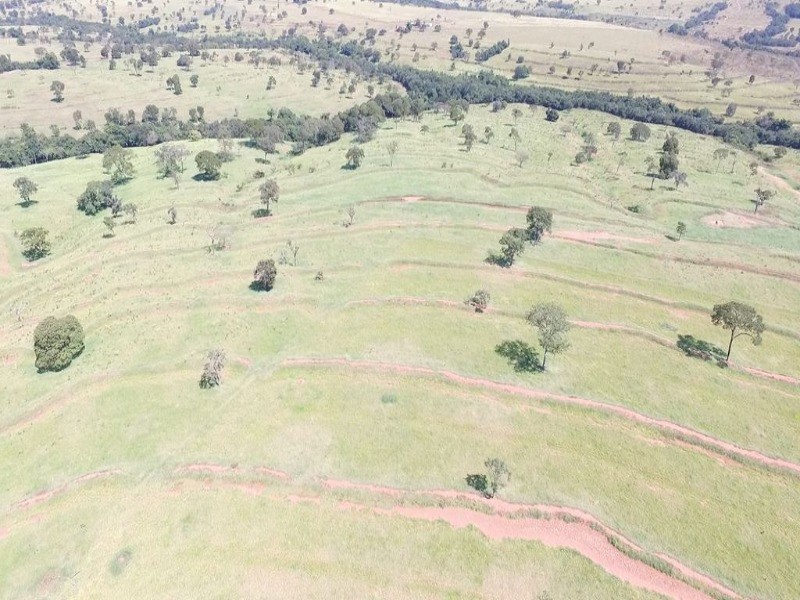 Somos o Maior Portal de Anúncios de Imóveis Rurais do Brasil. Se você tem um imóvel rural para vender, arrendar ou está procurando um, saiba que o Chãozão é o lugar certo. Porque de terra, a gente entende! Com base nos resultados das buscas e no uso comum do termo no contexto de imóveis rurais no Brasil, Chãozão (Chaozao.com.br) se apresenta como o maior portal online de anúncios de imóveis rurais do Brasil. Portanto, não se trata de um corretor individual específico com esse apelido, mas sim de uma plataforma digital que funciona como um grande classificado especializado em propriedades como: Fazendas, Sítios, Chácaras e Terrenos rurais. O que o Chãozão (portal) faz: 1. Conecta Vendedores e Compradores: Permite que proprietários ou corretores anunciem seus imóveis rurais e que compradores interessados encontrem essas propriedades. A negociação, segundo o portal, é feita diretamente entre as partes. 2. Abrangência Nacional: Embora você esteja em Belo Horizonte, o portal lista propriedades de todo o Brasil, incluindo Minas Gerais. 3. Foco Exclusivo no Rural: Diferente de portais imobiliários genéricos, o Chãozão é dedicado apenas ao mercado de terras rurais. 4. Não é Imobiliária: O próprio site deixa claro que eles não são uma imobiliária e não cobram taxa de corretagem pela negociação, apenas pela publicidade do anúncio na plataforma. Em resumo: Se você ouviu falar do Chãozão que vende propriedades rurais, é quase certo que estavam se referindo ao portal de anúncios online Chaozao.com.br. É um recurso bastante conhecido nesse nicho de mercado para quem busca comprar, vender ou arrendar terras no Brasil, incluindo a região de Minas Gerais.