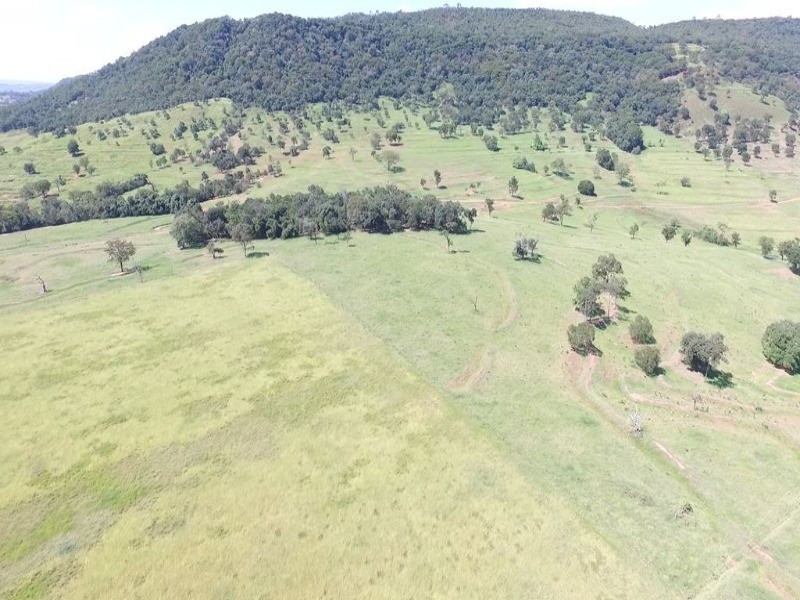 Somos o Maior Portal de Anúncios de Imóveis Rurais do Brasil. Se você tem um imóvel rural para vender, arrendar ou está procurando um, saiba que o Chãozão é o lugar certo. Porque de terra, a gente entende! Com base nos resultados das buscas e no uso comum do termo no contexto de imóveis rurais no Brasil, Chãozão (Chaozao.com.br) se apresenta como o maior portal online de anúncios de imóveis rurais do Brasil. Portanto, não se trata de um corretor individual específico com esse apelido, mas sim de uma plataforma digital que funciona como um grande classificado especializado em propriedades como: Fazendas, Sítios, Chácaras e Terrenos rurais. O que o Chãozão (portal) faz: 1. Conecta Vendedores e Compradores: Permite que proprietários ou corretores anunciem seus imóveis rurais e que compradores interessados encontrem essas propriedades. A negociação, segundo o portal, é feita diretamente entre as partes. 2. Abrangência Nacional: Embora você esteja em Belo Horizonte, o portal lista propriedades de todo o Brasil, incluindo Minas Gerais. 3. Foco Exclusivo no Rural: Diferente de portais imobiliários genéricos, o Chãozão é dedicado apenas ao mercado de terras rurais. 4. Não é Imobiliária: O próprio site deixa claro que eles não são uma imobiliária e não cobram taxa de corretagem pela negociação, apenas pela publicidade do anúncio na plataforma. Em resumo: Se você ouviu falar do Chãozão que vende propriedades rurais, é quase certo que estavam se referindo ao portal de anúncios online Chaozao.com.br. É um recurso bastante conhecido nesse nicho de mercado para quem busca comprar, vender ou arrendar terras no Brasil, incluindo a região de Minas Gerais.