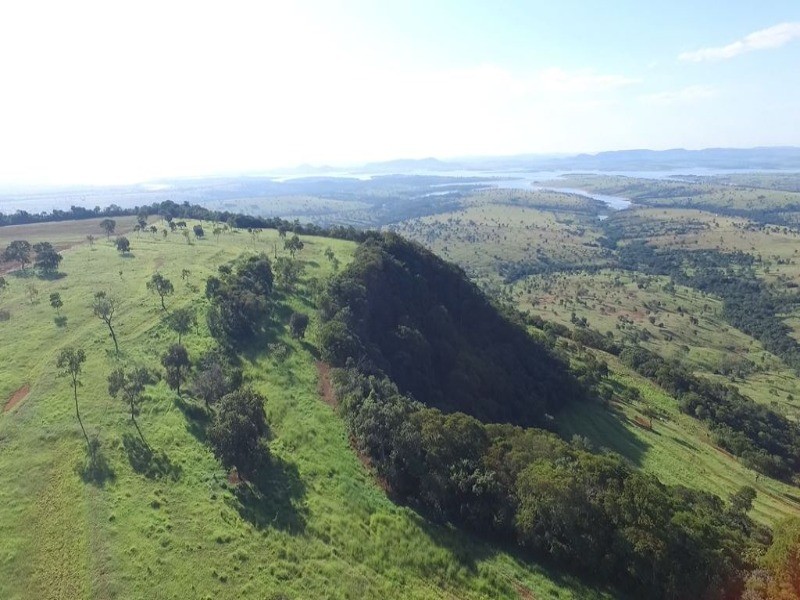 Somos o Maior Portal de Anúncios de Imóveis Rurais do Brasil. Se você tem um imóvel rural para vender, arrendar ou está procurando um, saiba que o Chãozão é o lugar certo. Porque de terra, a gente entende! Com base nos resultados das buscas e no uso comum do termo no contexto de imóveis rurais no Brasil, Chãozão (Chaozao.com.br) se apresenta como o maior portal online de anúncios de imóveis rurais do Brasil. Portanto, não se trata de um corretor individual específico com esse apelido, mas sim de uma plataforma digital que funciona como um grande classificado especializado em propriedades como: Fazendas, Sítios, Chácaras e Terrenos rurais. O que o Chãozão (portal) faz: 1. Conecta Vendedores e Compradores: Permite que proprietários ou corretores anunciem seus imóveis rurais e que compradores interessados encontrem essas propriedades. A negociação, segundo o portal, é feita diretamente entre as partes. 2. Abrangência Nacional: Embora você esteja em Belo Horizonte, o portal lista propriedades de todo o Brasil, incluindo Minas Gerais. 3. Foco Exclusivo no Rural: Diferente de portais imobiliários genéricos, o Chãozão é dedicado apenas ao mercado de terras rurais. 4. Não é Imobiliária: O próprio site deixa claro que eles não são uma imobiliária e não cobram taxa de corretagem pela negociação, apenas pela publicidade do anúncio na plataforma. Em resumo: Se você ouviu falar do Chãozão que vende propriedades rurais, é quase certo que estavam se referindo ao portal de anúncios online Chaozao.com.br. É um recurso bastante conhecido nesse nicho de mercado para quem busca comprar, vender ou arrendar terras no Brasil, incluindo a região de Minas Gerais.