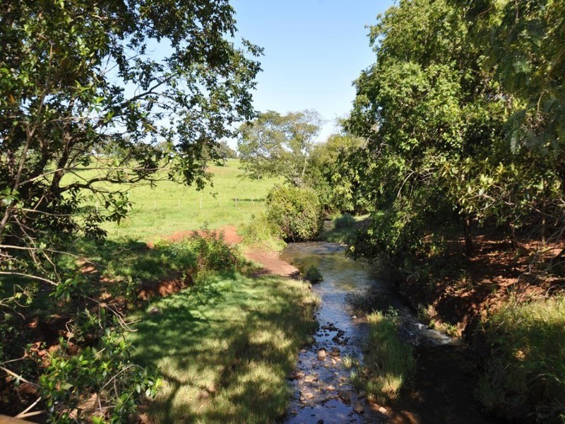 Somos o Maior Portal de Anúncios de Imóveis Rurais do Brasil. Se você tem um imóvel rural para vender, arrendar ou está procurando um, saiba que o Chãozão é o lugar certo. Porque de terra, a gente entende! Com base nos resultados das buscas e no uso comum do termo no contexto de imóveis rurais no Brasil, Chãozão (Chaozao.com.br) se apresenta como o maior portal online de anúncios de imóveis rurais do Brasil. Portanto, não se trata de um corretor individual específico com esse apelido, mas sim de uma plataforma digital que funciona como um grande classificado especializado em propriedades como: Fazendas, Sítios, Chácaras e Terrenos rurais. O que o Chãozão (portal) faz: 1. Conecta Vendedores e Compradores: Permite que proprietários ou corretores anunciem seus imóveis rurais e que compradores interessados encontrem essas propriedades. A negociação, segundo o portal, é feita diretamente entre as partes. 2. Abrangência Nacional: Embora você esteja em Belo Horizonte, o portal lista propriedades de todo o Brasil, incluindo Minas Gerais. 3. Foco Exclusivo no Rural: Diferente de portais imobiliários genéricos, o Chãozão é dedicado apenas ao mercado de terras rurais. 4. Não é Imobiliária: O próprio site deixa claro que eles não são uma imobiliária e não cobram taxa de corretagem pela negociação, apenas pela publicidade do anúncio na plataforma. Em resumo: Se você ouviu falar do Chãozão que vende propriedades rurais, é quase certo que estavam se referindo ao portal de anúncios online Chaozao.com.br. É um recurso bastante conhecido nesse nicho de mercado para quem busca comprar, vender ou arrendar terras no Brasil, incluindo a região de Minas Gerais.