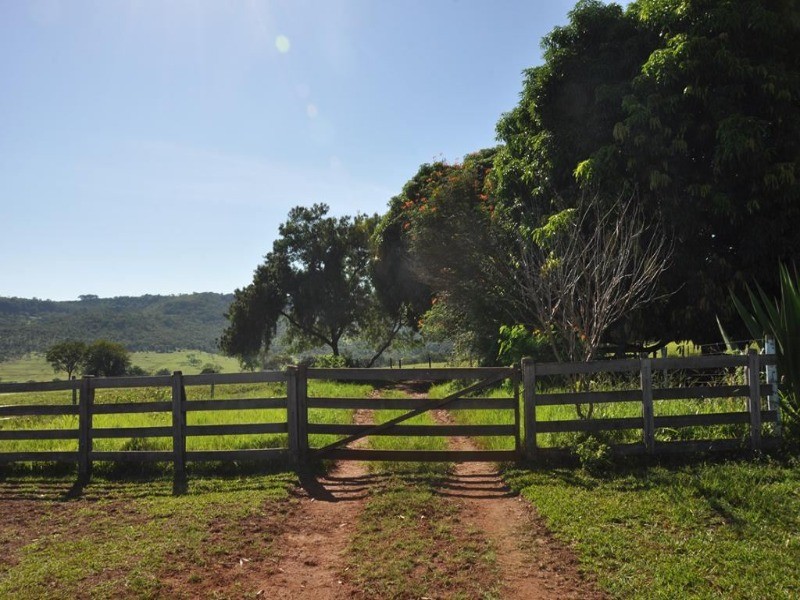 Somos o Maior Portal de Anúncios de Imóveis Rurais do Brasil. Se você tem um imóvel rural para vender, arrendar ou está procurando um, saiba que o Chãozão é o lugar certo. Porque de terra, a gente entende! Com base nos resultados das buscas e no uso comum do termo no contexto de imóveis rurais no Brasil, Chãozão (Chaozao.com.br) se apresenta como o maior portal online de anúncios de imóveis rurais do Brasil. Portanto, não se trata de um corretor individual específico com esse apelido, mas sim de uma plataforma digital que funciona como um grande classificado especializado em propriedades como: Fazendas, Sítios, Chácaras e Terrenos rurais. O que o Chãozão (portal) faz: 1. Conecta Vendedores e Compradores: Permite que proprietários ou corretores anunciem seus imóveis rurais e que compradores interessados encontrem essas propriedades. A negociação, segundo o portal, é feita diretamente entre as partes. 2. Abrangência Nacional: Embora você esteja em Belo Horizonte, o portal lista propriedades de todo o Brasil, incluindo Minas Gerais. 3. Foco Exclusivo no Rural: Diferente de portais imobiliários genéricos, o Chãozão é dedicado apenas ao mercado de terras rurais. 4. Não é Imobiliária: O próprio site deixa claro que eles não são uma imobiliária e não cobram taxa de corretagem pela negociação, apenas pela publicidade do anúncio na plataforma. Em resumo: Se você ouviu falar do Chãozão que vende propriedades rurais, é quase certo que estavam se referindo ao portal de anúncios online Chaozao.com.br. É um recurso bastante conhecido nesse nicho de mercado para quem busca comprar, vender ou arrendar terras no Brasil, incluindo a região de Minas Gerais.