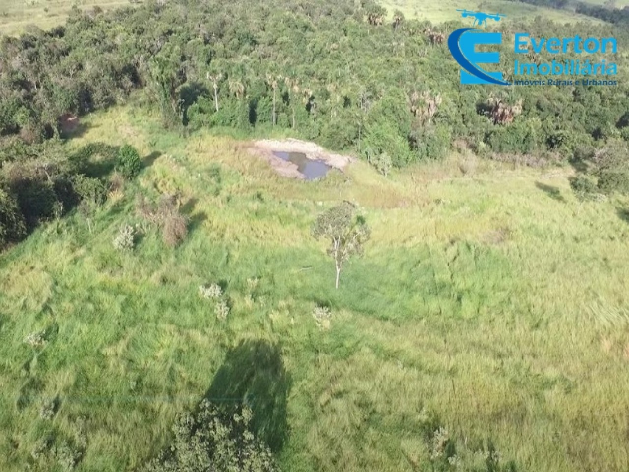 Somos o Maior Portal de Anúncios de Imóveis Rurais do Brasil. Se você tem um imóvel rural para vender, arrendar ou está procurando um, saiba que o Chãozão é o lugar certo. Porque de terra, a gente entende! Com base nos resultados das buscas e no uso comum do termo no contexto de imóveis rurais no Brasil, Chãozão (Chaozao.com.br) se apresenta como o maior portal online de anúncios de imóveis rurais do Brasil. Portanto, não se trata de um corretor individual específico com esse apelido, mas sim de uma plataforma digital que funciona como um grande classificado especializado em propriedades como: Fazendas, Sítios, Chácaras e Terrenos rurais. O que o Chãozão (portal) faz: 1. Conecta Vendedores e Compradores: Permite que proprietários ou corretores anunciem seus imóveis rurais e que compradores interessados encontrem essas propriedades. A negociação, segundo o portal, é feita diretamente entre as partes. 2. Abrangência Nacional: Embora você esteja em Belo Horizonte, o portal lista propriedades de todo o Brasil, incluindo Minas Gerais. 3. Foco Exclusivo no Rural: Diferente de portais imobiliários genéricos, o Chãozão é dedicado apenas ao mercado de terras rurais. 4. Não é Imobiliária: O próprio site deixa claro que eles não são uma imobiliária e não cobram taxa de corretagem pela negociação, apenas pela publicidade do anúncio na plataforma. Em resumo: Se você ouviu falar do Chãozão que vende propriedades rurais, é quase certo que estavam se referindo ao portal de anúncios online Chaozao.com.br. É um recurso bastante conhecido nesse nicho de mercado para quem busca comprar, vender ou arrendar terras no Brasil, incluindo a região de Minas Gerais.