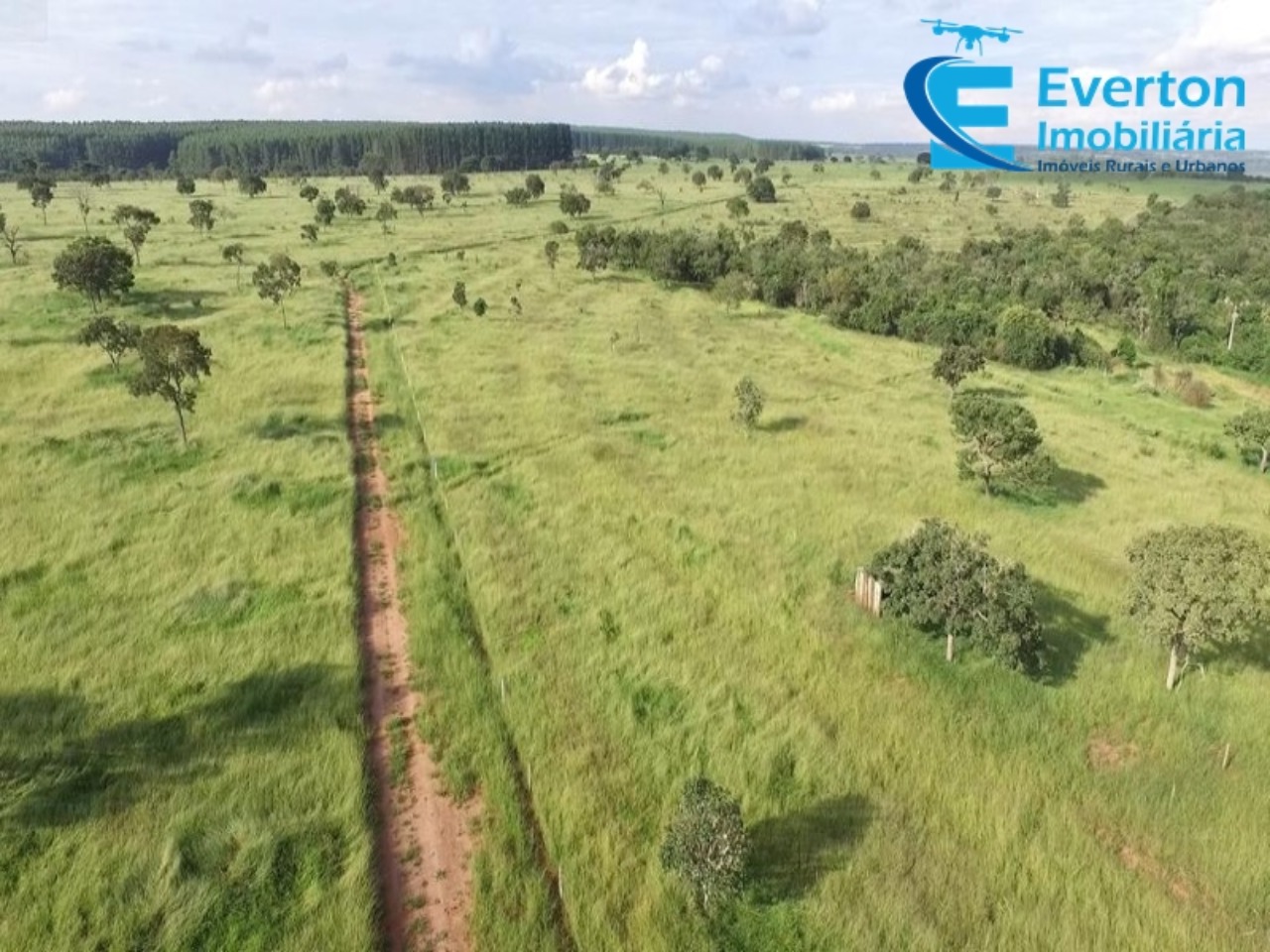 Somos o Maior Portal de Anúncios de Imóveis Rurais do Brasil. Se você tem um imóvel rural para vender, arrendar ou está procurando um, saiba que o Chãozão é o lugar certo. Porque de terra, a gente entende! Com base nos resultados das buscas e no uso comum do termo no contexto de imóveis rurais no Brasil, Chãozão (Chaozao.com.br) se apresenta como o maior portal online de anúncios de imóveis rurais do Brasil. Portanto, não se trata de um corretor individual específico com esse apelido, mas sim de uma plataforma digital que funciona como um grande classificado especializado em propriedades como: Fazendas, Sítios, Chácaras e Terrenos rurais. O que o Chãozão (portal) faz: 1. Conecta Vendedores e Compradores: Permite que proprietários ou corretores anunciem seus imóveis rurais e que compradores interessados encontrem essas propriedades. A negociação, segundo o portal, é feita diretamente entre as partes. 2. Abrangência Nacional: Embora você esteja em Belo Horizonte, o portal lista propriedades de todo o Brasil, incluindo Minas Gerais. 3. Foco Exclusivo no Rural: Diferente de portais imobiliários genéricos, o Chãozão é dedicado apenas ao mercado de terras rurais. 4. Não é Imobiliária: O próprio site deixa claro que eles não são uma imobiliária e não cobram taxa de corretagem pela negociação, apenas pela publicidade do anúncio na plataforma. Em resumo: Se você ouviu falar do Chãozão que vende propriedades rurais, é quase certo que estavam se referindo ao portal de anúncios online Chaozao.com.br. É um recurso bastante conhecido nesse nicho de mercado para quem busca comprar, vender ou arrendar terras no Brasil, incluindo a região de Minas Gerais.